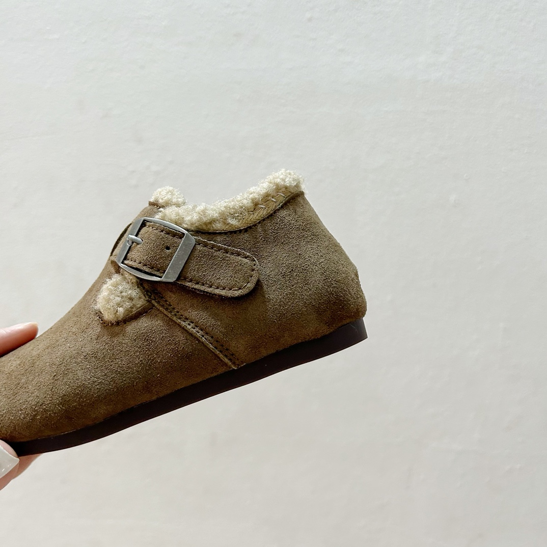 图片[8]-🔗 勃肯魔术贴加绒儿童豆豆鞋 尺码：26-37码 🌟【超萌设计，让宝贝脚丫更温暖🌟 您的孩子是否已经准备好迎接冬天的寒冷？👶🧣 这款勃肯魔术贴加绒儿童豆豆鞋，不仅拥有可爱的豆豆造型，而且保暖性能极佳。绒毛内里，触感柔软舒适，给孩子的小脚丫带来无与伦比的呵护。✨ 穿上它，孩子们可以轻松地自己穿脱，因为鞋子采用了魔术贴设计，方便快捷，再也不用担心孩子因为系鞋带而感到挫败。🙌鞋底采用防滑设计，无论是在家中跑跳还是户外玩耍，都能提供良好的抓地力，保障宝宝的安全。👣-选品中心