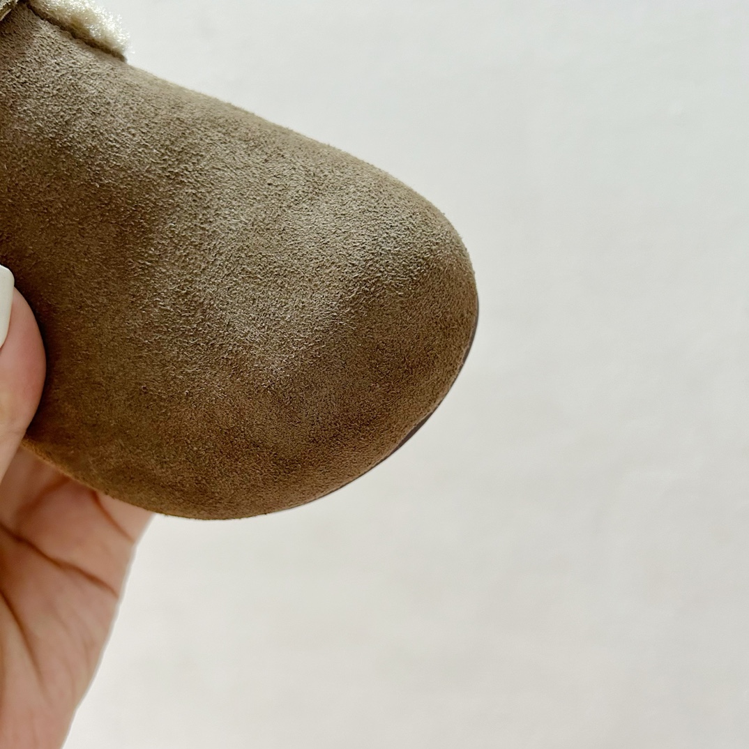 图片[5]-🔗 勃肯魔术贴加绒儿童豆豆鞋 尺码：26-37码 🌟【超萌设计，让宝贝脚丫更温暖🌟 您的孩子是否已经准备好迎接冬天的寒冷？👶🧣 这款勃肯魔术贴加绒儿童豆豆鞋，不仅拥有可爱的豆豆造型，而且保暖性能极佳。绒毛内里，触感柔软舒适，给孩子的小脚丫带来无与伦比的呵护。✨ 穿上它，孩子们可以轻松地自己穿脱，因为鞋子采用了魔术贴设计，方便快捷，再也不用担心孩子因为系鞋带而感到挫败。🙌鞋底采用防滑设计，无论是在家中跑跳还是户外玩耍，都能提供良好的抓地力，保障宝宝的安全。👣-选品中心