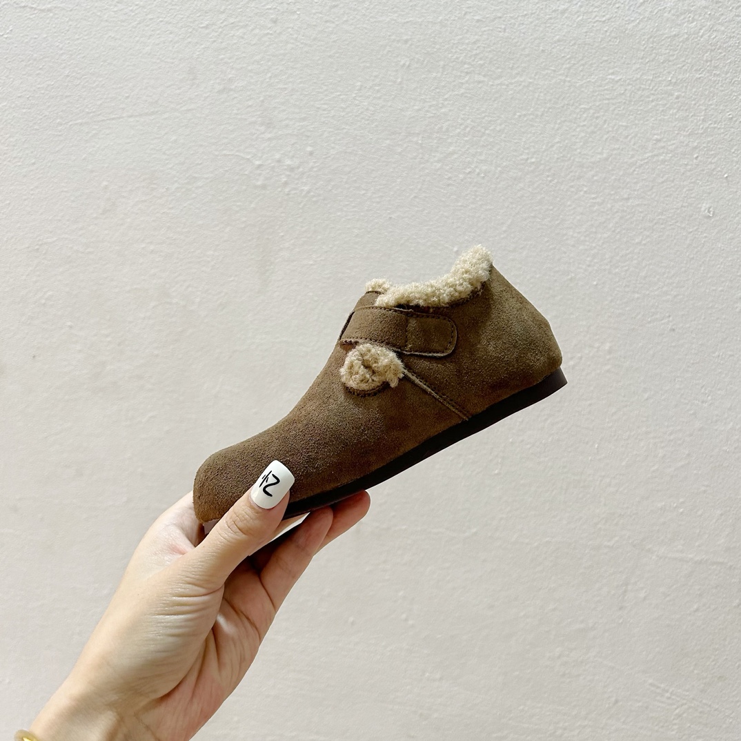 图片[4]-🔗 勃肯魔术贴加绒儿童豆豆鞋 尺码：26-37码 🌟【超萌设计，让宝贝脚丫更温暖🌟 您的孩子是否已经准备好迎接冬天的寒冷？👶🧣 这款勃肯魔术贴加绒儿童豆豆鞋，不仅拥有可爱的豆豆造型，而且保暖性能极佳。绒毛内里，触感柔软舒适，给孩子的小脚丫带来无与伦比的呵护。✨ 穿上它，孩子们可以轻松地自己穿脱，因为鞋子采用了魔术贴设计，方便快捷，再也不用担心孩子因为系鞋带而感到挫败。🙌鞋底采用防滑设计，无论是在家中跑跳还是户外玩耍，都能提供良好的抓地力，保障宝宝的安全。👣-选品中心