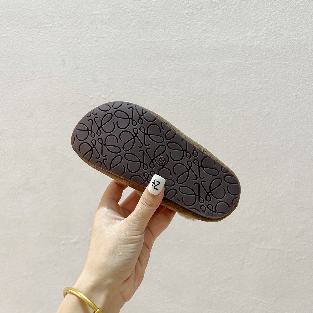 图片[9]-🔗 勃肯魔术贴加绒儿童豆豆鞋 尺码：26-37码 🌟【超萌设计，让宝贝脚丫更温暖🌟 您的孩子是否已经准备好迎接冬天的寒冷？👶🧣 这款勃肯魔术贴加绒儿童豆豆鞋，不仅拥有可爱的豆豆造型，而且保暖性能极佳。绒毛内里，触感柔软舒适，给孩子的小脚丫带来无与伦比的呵护。✨ 穿上它，孩子们可以轻松地自己穿脱，因为鞋子采用了魔术贴设计，方便快捷，再也不用担心孩子因为系鞋带而感到挫败。🙌鞋底采用防滑设计，无论是在家中跑跳还是户外玩耍，都能提供良好的抓地力，保障宝宝的安全。👣-选品中心