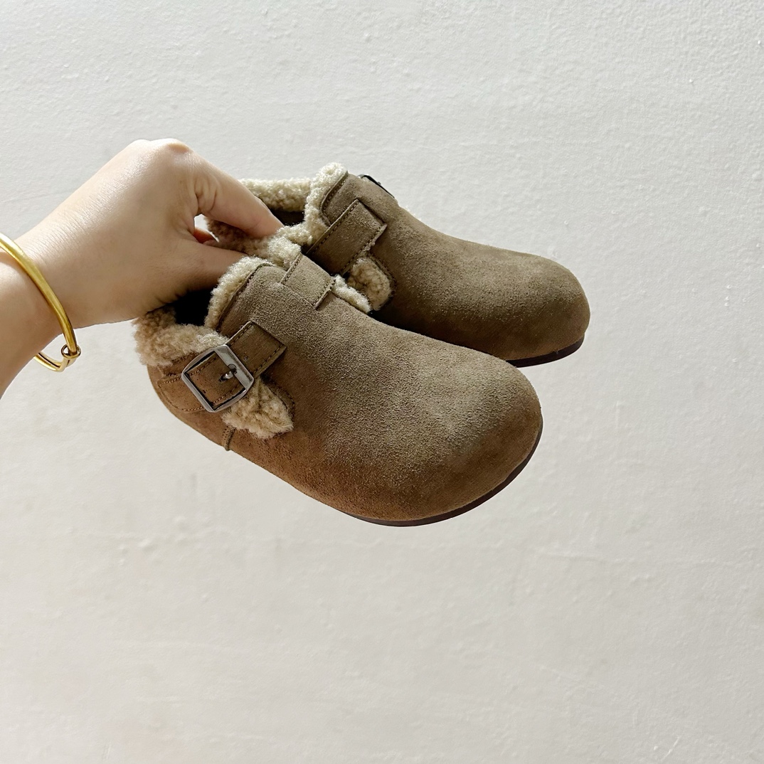 🔗 勃肯魔术贴加绒儿童豆豆鞋 尺码：26-37码 🌟【超萌设计，让宝贝脚丫更温暖🌟 您的孩子是否已经准备好迎接冬天的寒冷？👶🧣 这款勃肯魔术贴加绒儿童豆豆鞋，不仅拥有可爱的豆豆造型，而且保暖性能极佳。绒毛内里，触感柔软舒适，给孩子的小脚丫带来无与伦比的呵护。✨ 穿上它，孩子们可以轻松地自己穿脱，因为鞋子采用了魔术贴设计，方便快捷，再也不用担心孩子因为系鞋带而感到挫败。🙌鞋底采用防滑设计，无论是在家中跑跳还是户外玩耍，都能提供良好的抓地力，保障宝宝的安全。👣-选品中心