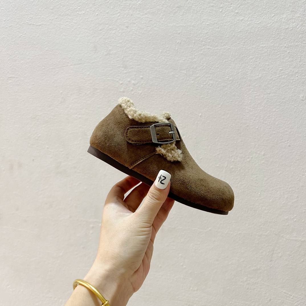 图片[2]-🔗 勃肯魔术贴加绒儿童豆豆鞋 尺码：26-37码 🌟【超萌设计，让宝贝脚丫更温暖🌟 您的孩子是否已经准备好迎接冬天的寒冷？👶🧣 这款勃肯魔术贴加绒儿童豆豆鞋，不仅拥有可爱的豆豆造型，而且保暖性能极佳。绒毛内里，触感柔软舒适，给孩子的小脚丫带来无与伦比的呵护。✨ 穿上它，孩子们可以轻松地自己穿脱，因为鞋子采用了魔术贴设计，方便快捷，再也不用担心孩子因为系鞋带而感到挫败。🙌鞋底采用防滑设计，无论是在家中跑跳还是户外玩耍，都能提供良好的抓地力，保障宝宝的安全。👣-选品中心