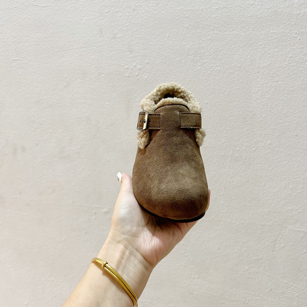 图片[3]-🔗 勃肯魔术贴加绒儿童豆豆鞋 尺码：26-37码 🌟【超萌设计，让宝贝脚丫更温暖🌟 您的孩子是否已经准备好迎接冬天的寒冷？👶🧣 这款勃肯魔术贴加绒儿童豆豆鞋，不仅拥有可爱的豆豆造型，而且保暖性能极佳。绒毛内里，触感柔软舒适，给孩子的小脚丫带来无与伦比的呵护。✨ 穿上它，孩子们可以轻松地自己穿脱，因为鞋子采用了魔术贴设计，方便快捷，再也不用担心孩子因为系鞋带而感到挫败。🙌鞋底采用防滑设计，无论是在家中跑跳还是户外玩耍，都能提供良好的抓地力，保障宝宝的安全。👣-选品中心