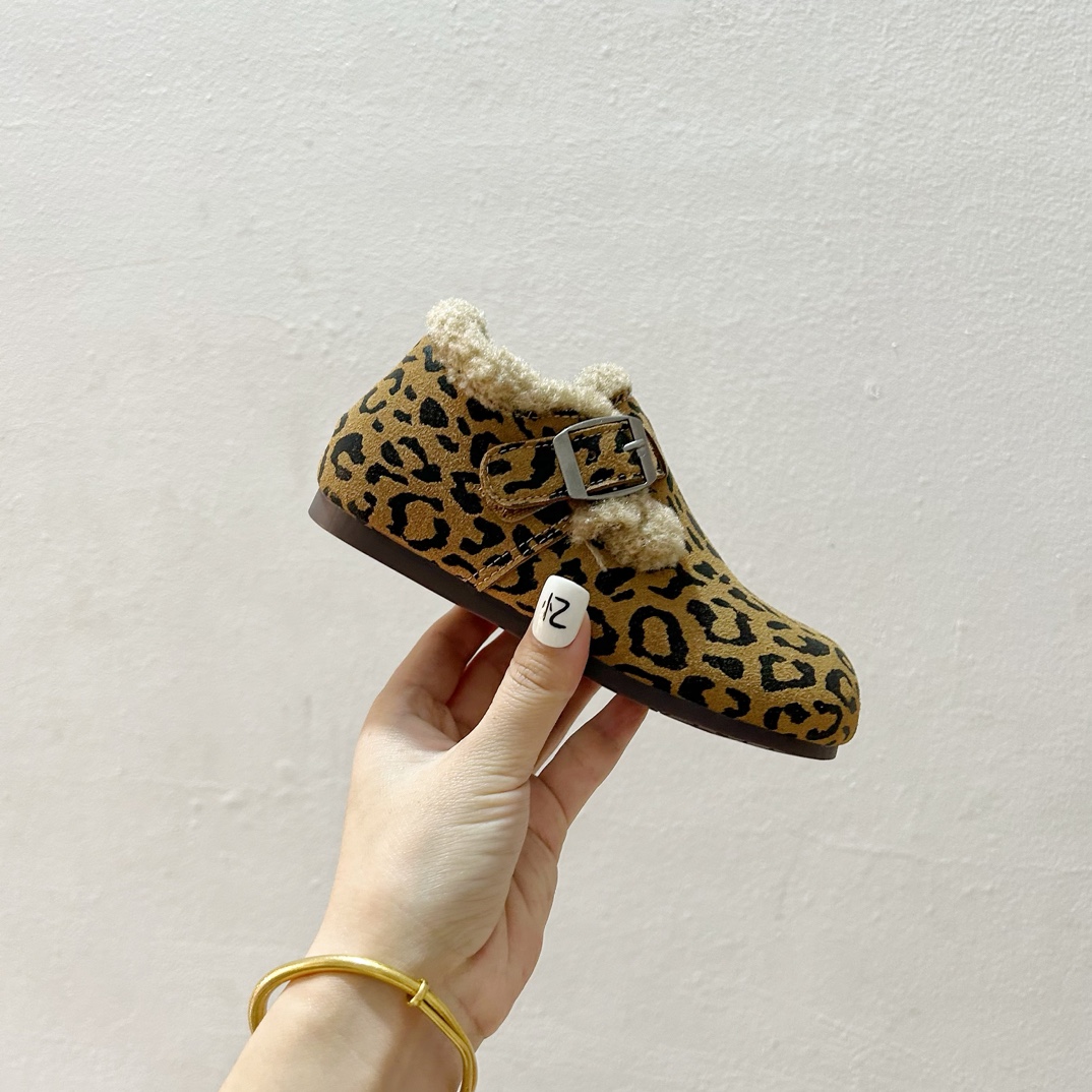 图片[2]-🔗 勃肯魔术贴加绒儿童豆豆鞋 尺码：26-37码 🌟【超萌设计，让宝贝脚丫更温暖🌟 您的孩子是否已经准备好迎接冬天的寒冷？👶🧣 这款勃肯魔术贴加绒儿童豆豆鞋，不仅拥有可爱的豆豆造型，而且保暖性能极佳。绒毛内里，触感柔软舒适，给孩子的小脚丫带来无与伦比的呵护。✨ 穿上它，孩子们可以轻松地自己穿脱，因为鞋子采用了魔术贴设计，方便快捷，再也不用担心孩子因为系鞋带而感到挫败。🙌鞋底采用防滑设计，无论是在家中跑跳还是户外玩耍，都能提供良好的抓地力，保障宝宝的安全。👣-选品中心