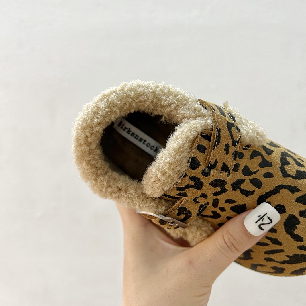 图片[7]-🔗 勃肯魔术贴加绒儿童豆豆鞋 尺码：26-37码 🌟【超萌设计，让宝贝脚丫更温暖🌟 您的孩子是否已经准备好迎接冬天的寒冷？👶🧣 这款勃肯魔术贴加绒儿童豆豆鞋，不仅拥有可爱的豆豆造型，而且保暖性能极佳。绒毛内里，触感柔软舒适，给孩子的小脚丫带来无与伦比的呵护。✨ 穿上它，孩子们可以轻松地自己穿脱，因为鞋子采用了魔术贴设计，方便快捷，再也不用担心孩子因为系鞋带而感到挫败。🙌鞋底采用防滑设计，无论是在家中跑跳还是户外玩耍，都能提供良好的抓地力，保障宝宝的安全。👣-选品中心