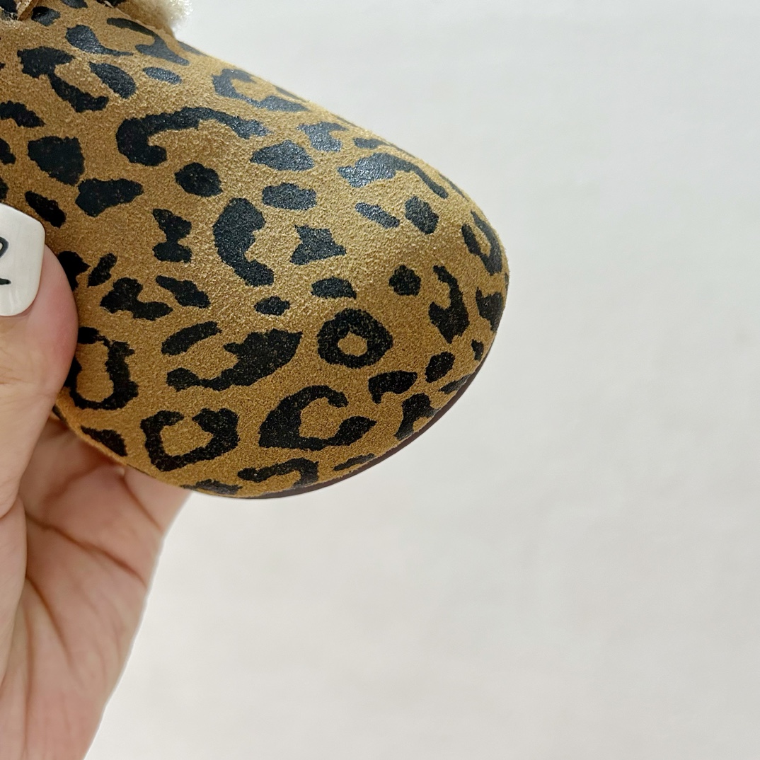 图片[5]-🔗 勃肯魔术贴加绒儿童豆豆鞋 尺码：26-37码 🌟【超萌设计，让宝贝脚丫更温暖🌟 您的孩子是否已经准备好迎接冬天的寒冷？👶🧣 这款勃肯魔术贴加绒儿童豆豆鞋，不仅拥有可爱的豆豆造型，而且保暖性能极佳。绒毛内里，触感柔软舒适，给孩子的小脚丫带来无与伦比的呵护。✨ 穿上它，孩子们可以轻松地自己穿脱，因为鞋子采用了魔术贴设计，方便快捷，再也不用担心孩子因为系鞋带而感到挫败。🙌鞋底采用防滑设计，无论是在家中跑跳还是户外玩耍，都能提供良好的抓地力，保障宝宝的安全。👣-选品中心