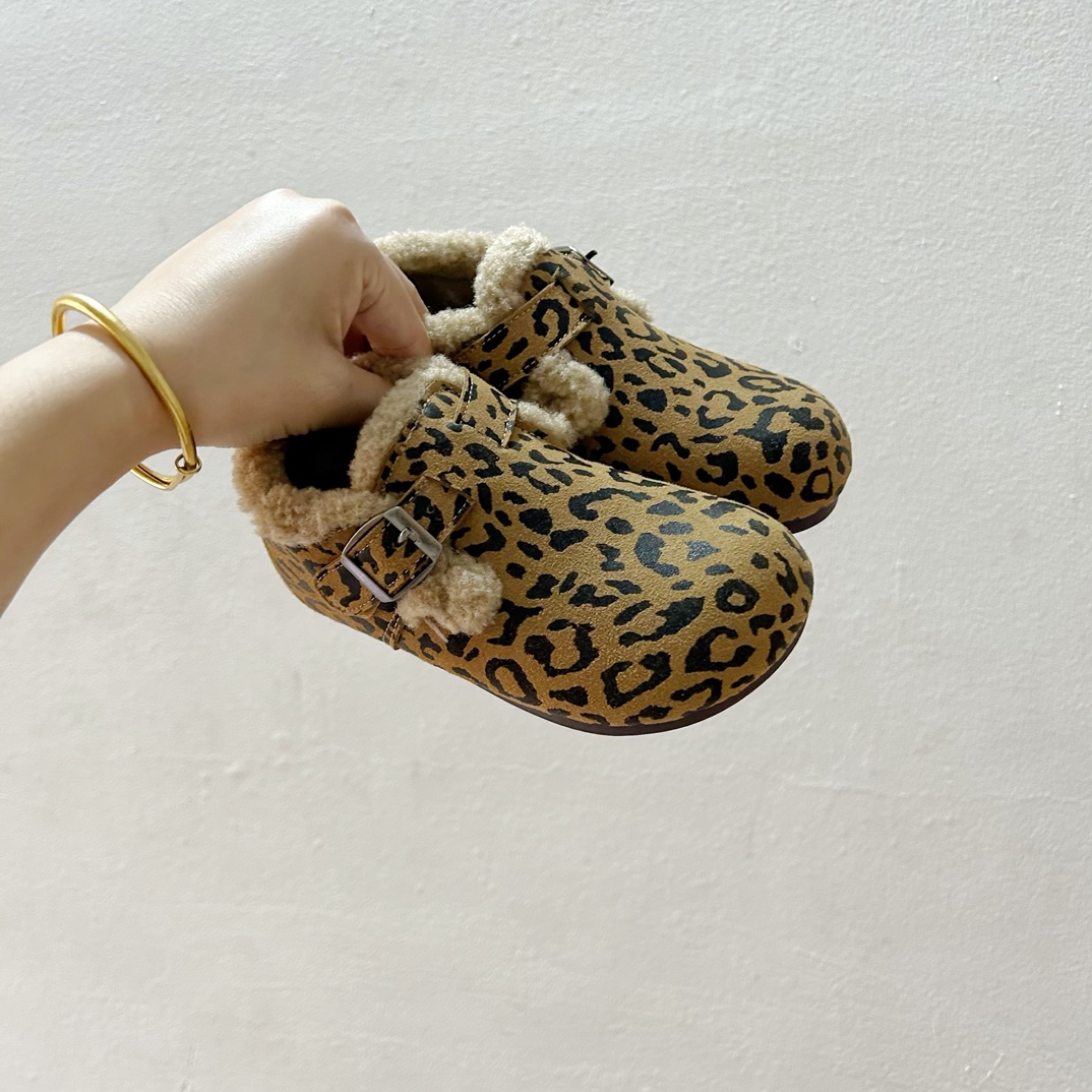 🔗 勃肯魔术贴加绒儿童豆豆鞋 尺码：26-37码 🌟【超萌设计，让宝贝脚丫更温暖🌟 您的孩子是否已经准备好迎接冬天的寒冷？👶🧣 这款勃肯魔术贴加绒儿童豆豆鞋，不仅拥有可爱的豆豆造型，而且保暖性能极佳。绒毛内里，触感柔软舒适，给孩子的小脚丫带来无与伦比的呵护。✨ 穿上它，孩子们可以轻松地自己穿脱，因为鞋子采用了魔术贴设计，方便快捷，再也不用担心孩子因为系鞋带而感到挫败。🙌鞋底采用防滑设计，无论是在家中跑跳还是户外玩耍，都能提供良好的抓地力，保障宝宝的安全。👣-选品中心