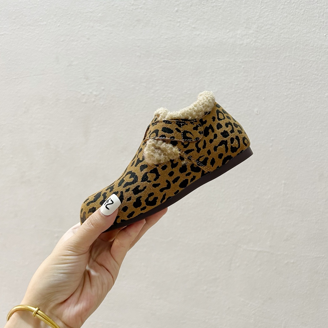 图片[4]-🔗 勃肯魔术贴加绒儿童豆豆鞋 尺码：26-37码 🌟【超萌设计，让宝贝脚丫更温暖🌟 您的孩子是否已经准备好迎接冬天的寒冷？👶🧣 这款勃肯魔术贴加绒儿童豆豆鞋，不仅拥有可爱的豆豆造型，而且保暖性能极佳。绒毛内里，触感柔软舒适，给孩子的小脚丫带来无与伦比的呵护。✨ 穿上它，孩子们可以轻松地自己穿脱，因为鞋子采用了魔术贴设计，方便快捷，再也不用担心孩子因为系鞋带而感到挫败。🙌鞋底采用防滑设计，无论是在家中跑跳还是户外玩耍，都能提供良好的抓地力，保障宝宝的安全。👣-选品中心