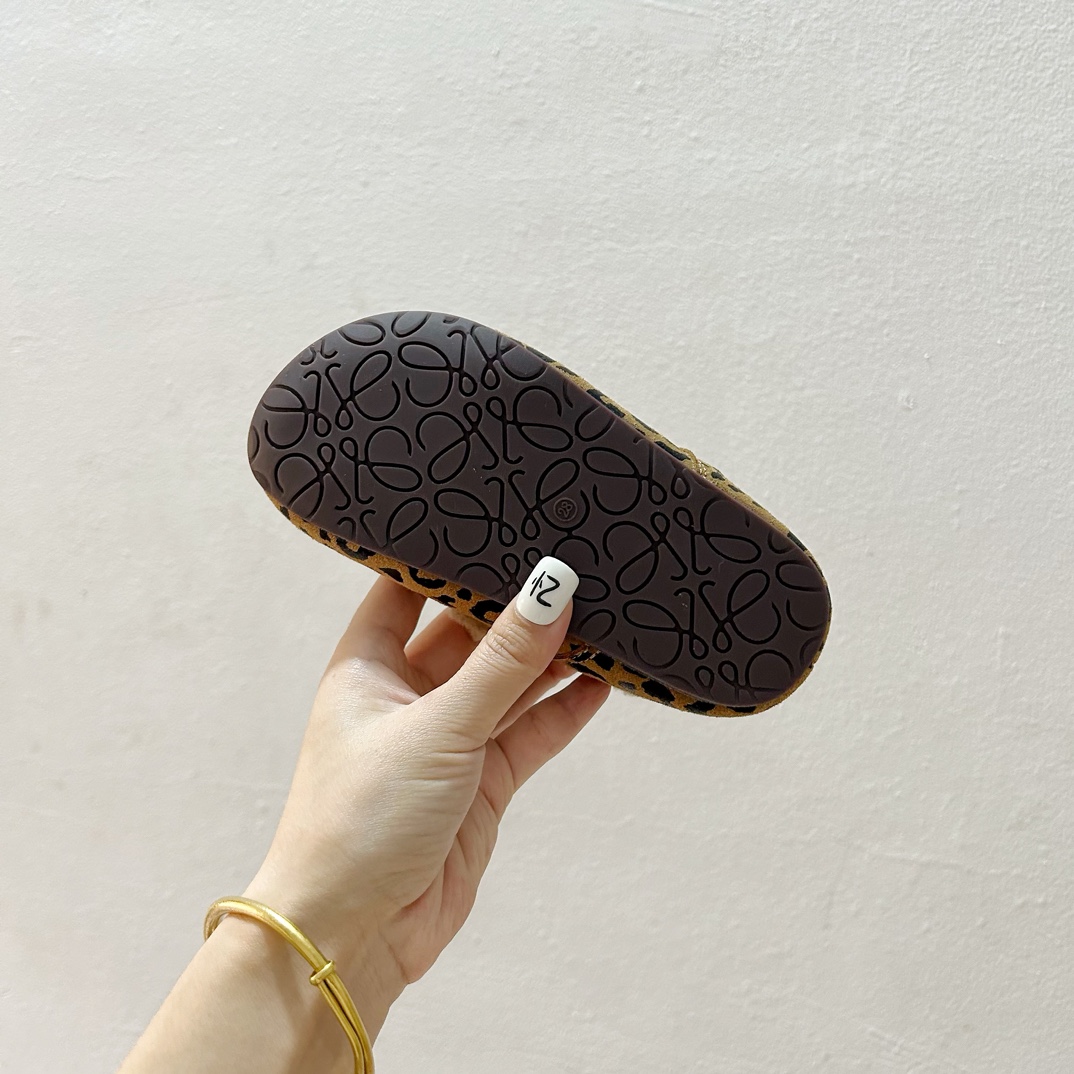 图片[9]-🔗 勃肯魔术贴加绒儿童豆豆鞋 尺码：26-37码 🌟【超萌设计，让宝贝脚丫更温暖🌟 您的孩子是否已经准备好迎接冬天的寒冷？👶🧣 这款勃肯魔术贴加绒儿童豆豆鞋，不仅拥有可爱的豆豆造型，而且保暖性能极佳。绒毛内里，触感柔软舒适，给孩子的小脚丫带来无与伦比的呵护。✨ 穿上它，孩子们可以轻松地自己穿脱，因为鞋子采用了魔术贴设计，方便快捷，再也不用担心孩子因为系鞋带而感到挫败。🙌鞋底采用防滑设计，无论是在家中跑跳还是户外玩耍，都能提供良好的抓地力，保障宝宝的安全。👣-选品中心