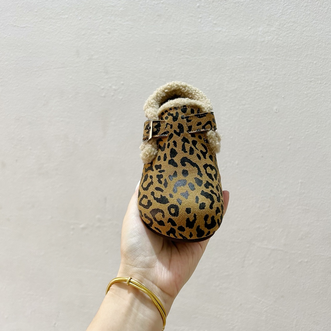 图片[3]-🔗 勃肯魔术贴加绒儿童豆豆鞋 尺码：26-37码 🌟【超萌设计，让宝贝脚丫更温暖🌟 您的孩子是否已经准备好迎接冬天的寒冷？👶🧣 这款勃肯魔术贴加绒儿童豆豆鞋，不仅拥有可爱的豆豆造型，而且保暖性能极佳。绒毛内里，触感柔软舒适，给孩子的小脚丫带来无与伦比的呵护。✨ 穿上它，孩子们可以轻松地自己穿脱，因为鞋子采用了魔术贴设计，方便快捷，再也不用担心孩子因为系鞋带而感到挫败。🙌鞋底采用防滑设计，无论是在家中跑跳还是户外玩耍，都能提供良好的抓地力，保障宝宝的安全。👣-选品中心