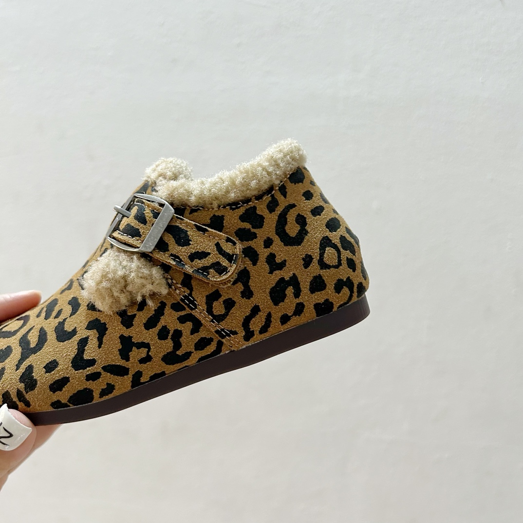 图片[8]-🔗 勃肯魔术贴加绒儿童豆豆鞋 尺码：26-37码 🌟【超萌设计，让宝贝脚丫更温暖🌟 您的孩子是否已经准备好迎接冬天的寒冷？👶🧣 这款勃肯魔术贴加绒儿童豆豆鞋，不仅拥有可爱的豆豆造型，而且保暖性能极佳。绒毛内里，触感柔软舒适，给孩子的小脚丫带来无与伦比的呵护。✨ 穿上它，孩子们可以轻松地自己穿脱，因为鞋子采用了魔术贴设计，方便快捷，再也不用担心孩子因为系鞋带而感到挫败。🙌鞋底采用防滑设计，无论是在家中跑跳还是户外玩耍，都能提供良好的抓地力，保障宝宝的安全。👣-选品中心