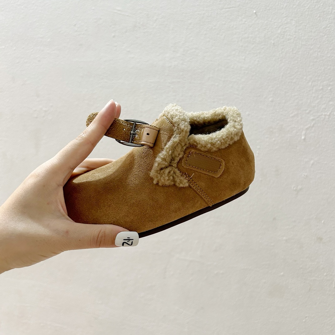 图片[8]-🔗 勃肯魔术贴加绒儿童豆豆鞋 尺码：26-37码 🌟【超萌设计，让宝贝脚丫更温暖🌟 您的孩子是否已经准备好迎接冬天的寒冷？👶🧣 这款勃肯魔术贴加绒儿童豆豆鞋，不仅拥有可爱的豆豆造型，而且保暖性能极佳。绒毛内里，触感柔软舒适，给孩子的小脚丫带来无与伦比的呵护。✨ 穿上它，孩子们可以轻松地自己穿脱，因为鞋子采用了魔术贴设计，方便快捷，再也不用担心孩子因为系鞋带而感到挫败。🙌鞋底采用防滑设计，无论是在家中跑跳还是户外玩耍，都能提供良好的抓地力，保障宝宝的安全。👣-选品中心