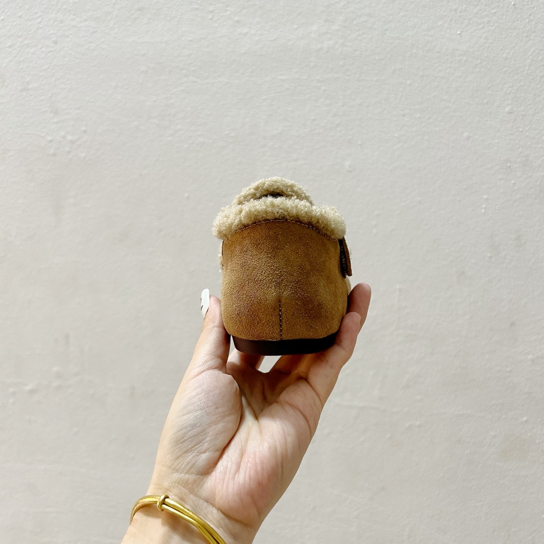 图片[6]-🔗 勃肯魔术贴加绒儿童豆豆鞋 尺码：26-37码 🌟【超萌设计，让宝贝脚丫更温暖🌟 您的孩子是否已经准备好迎接冬天的寒冷？👶🧣 这款勃肯魔术贴加绒儿童豆豆鞋，不仅拥有可爱的豆豆造型，而且保暖性能极佳。绒毛内里，触感柔软舒适，给孩子的小脚丫带来无与伦比的呵护。✨ 穿上它，孩子们可以轻松地自己穿脱，因为鞋子采用了魔术贴设计，方便快捷，再也不用担心孩子因为系鞋带而感到挫败。🙌鞋底采用防滑设计，无论是在家中跑跳还是户外玩耍，都能提供良好的抓地力，保障宝宝的安全。👣-选品中心