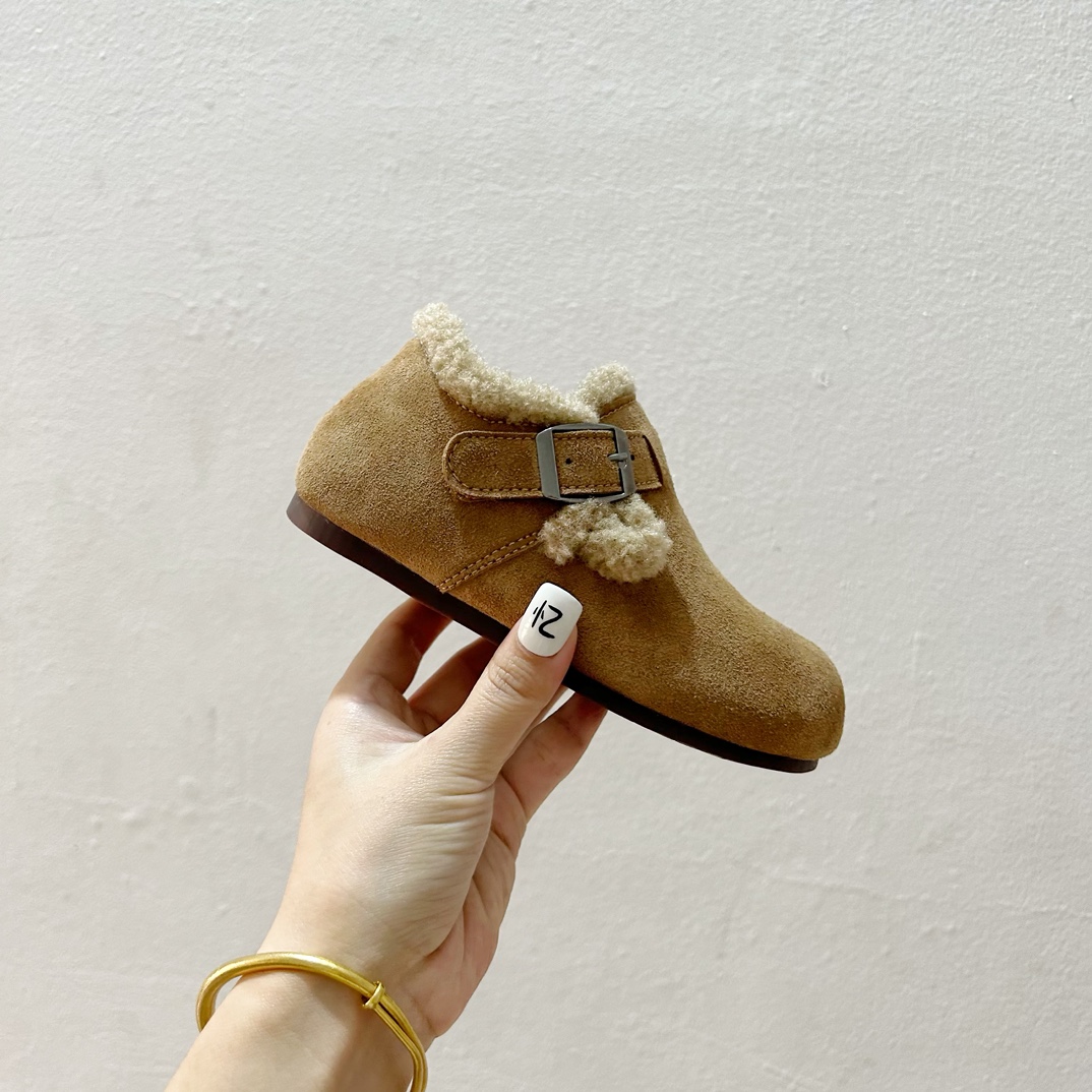 图片[2]-🔗 勃肯魔术贴加绒儿童豆豆鞋 尺码：26-37码 🌟【超萌设计，让宝贝脚丫更温暖🌟 您的孩子是否已经准备好迎接冬天的寒冷？👶🧣 这款勃肯魔术贴加绒儿童豆豆鞋，不仅拥有可爱的豆豆造型，而且保暖性能极佳。绒毛内里，触感柔软舒适，给孩子的小脚丫带来无与伦比的呵护。✨ 穿上它，孩子们可以轻松地自己穿脱，因为鞋子采用了魔术贴设计，方便快捷，再也不用担心孩子因为系鞋带而感到挫败。🙌鞋底采用防滑设计，无论是在家中跑跳还是户外玩耍，都能提供良好的抓地力，保障宝宝的安全。👣-选品中心