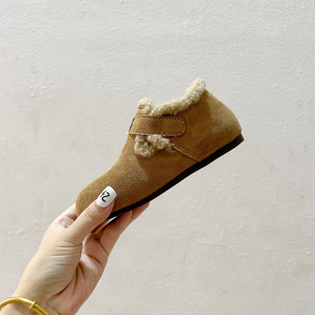 图片[4]-🔗 勃肯魔术贴加绒儿童豆豆鞋 尺码：26-37码 🌟【超萌设计，让宝贝脚丫更温暖🌟 您的孩子是否已经准备好迎接冬天的寒冷？👶🧣 这款勃肯魔术贴加绒儿童豆豆鞋，不仅拥有可爱的豆豆造型，而且保暖性能极佳。绒毛内里，触感柔软舒适，给孩子的小脚丫带来无与伦比的呵护。✨ 穿上它，孩子们可以轻松地自己穿脱，因为鞋子采用了魔术贴设计，方便快捷，再也不用担心孩子因为系鞋带而感到挫败。🙌鞋底采用防滑设计，无论是在家中跑跳还是户外玩耍，都能提供良好的抓地力，保障宝宝的安全。👣-选品中心
