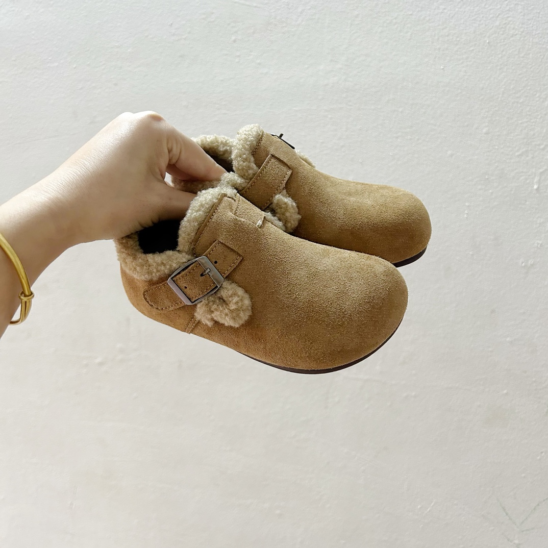 🔗 勃肯魔术贴加绒儿童豆豆鞋 尺码：26-37码 🌟【超萌设计，让宝贝脚丫更温暖🌟 您的孩子是否已经准备好迎接冬天的寒冷？👶🧣 这款勃肯魔术贴加绒儿童豆豆鞋，不仅拥有可爱的豆豆造型，而且保暖性能极佳。绒毛内里，触感柔软舒适，给孩子的小脚丫带来无与伦比的呵护。✨ 穿上它，孩子们可以轻松地自己穿脱，因为鞋子采用了魔术贴设计，方便快捷，再也不用担心孩子因为系鞋带而感到挫败。🙌鞋底采用防滑设计，无论是在家中跑跳还是户外玩耍，都能提供良好的抓地力，保障宝宝的安全。👣-选品中心