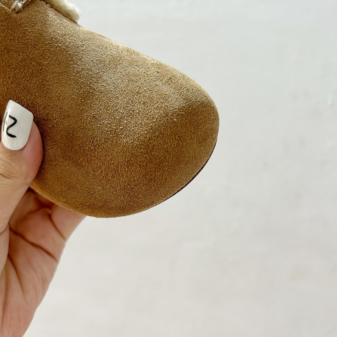 图片[5]-🔗 勃肯魔术贴加绒儿童豆豆鞋 尺码：26-37码 🌟【超萌设计，让宝贝脚丫更温暖🌟 您的孩子是否已经准备好迎接冬天的寒冷？👶🧣 这款勃肯魔术贴加绒儿童豆豆鞋，不仅拥有可爱的豆豆造型，而且保暖性能极佳。绒毛内里，触感柔软舒适，给孩子的小脚丫带来无与伦比的呵护。✨ 穿上它，孩子们可以轻松地自己穿脱，因为鞋子采用了魔术贴设计，方便快捷，再也不用担心孩子因为系鞋带而感到挫败。🙌鞋底采用防滑设计，无论是在家中跑跳还是户外玩耍，都能提供良好的抓地力，保障宝宝的安全。👣-选品中心