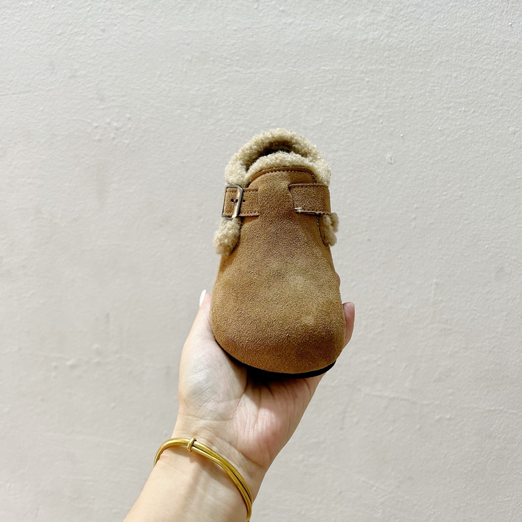 图片[3]-🔗 勃肯魔术贴加绒儿童豆豆鞋 尺码：26-37码 🌟【超萌设计，让宝贝脚丫更温暖🌟 您的孩子是否已经准备好迎接冬天的寒冷？👶🧣 这款勃肯魔术贴加绒儿童豆豆鞋，不仅拥有可爱的豆豆造型，而且保暖性能极佳。绒毛内里，触感柔软舒适，给孩子的小脚丫带来无与伦比的呵护。✨ 穿上它，孩子们可以轻松地自己穿脱，因为鞋子采用了魔术贴设计，方便快捷，再也不用担心孩子因为系鞋带而感到挫败。🙌鞋底采用防滑设计，无论是在家中跑跳还是户外玩耍，都能提供良好的抓地力，保障宝宝的安全。👣-选品中心