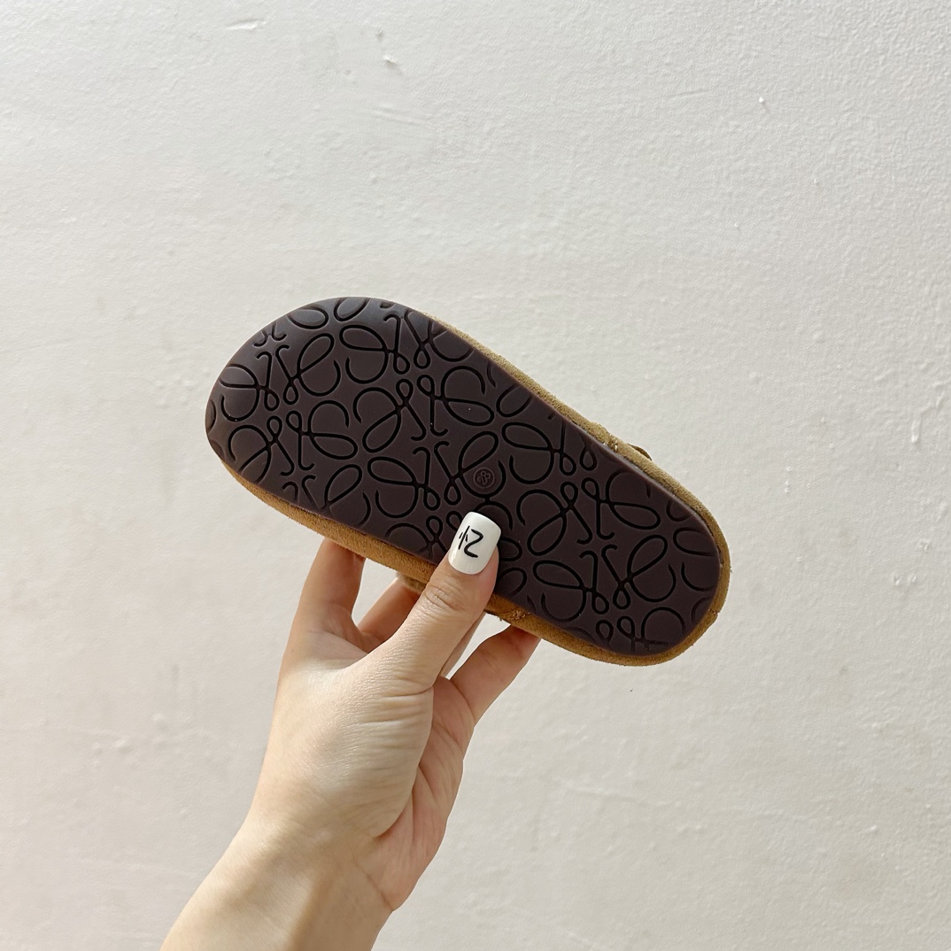 图片[9]-🔗 勃肯魔术贴加绒儿童豆豆鞋 尺码：26-37码 🌟【超萌设计，让宝贝脚丫更温暖🌟 您的孩子是否已经准备好迎接冬天的寒冷？👶🧣 这款勃肯魔术贴加绒儿童豆豆鞋，不仅拥有可爱的豆豆造型，而且保暖性能极佳。绒毛内里，触感柔软舒适，给孩子的小脚丫带来无与伦比的呵护。✨ 穿上它，孩子们可以轻松地自己穿脱，因为鞋子采用了魔术贴设计，方便快捷，再也不用担心孩子因为系鞋带而感到挫败。🙌鞋底采用防滑设计，无论是在家中跑跳还是户外玩耍，都能提供良好的抓地力，保障宝宝的安全。👣-选品中心