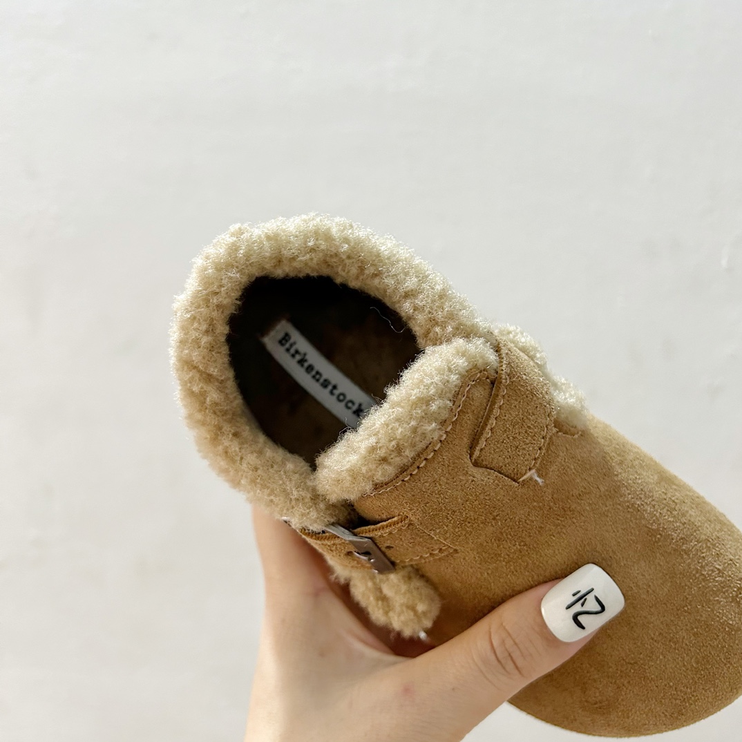 图片[7]-🔗 勃肯魔术贴加绒儿童豆豆鞋 尺码：26-37码 🌟【超萌设计，让宝贝脚丫更温暖🌟 您的孩子是否已经准备好迎接冬天的寒冷？👶🧣 这款勃肯魔术贴加绒儿童豆豆鞋，不仅拥有可爱的豆豆造型，而且保暖性能极佳。绒毛内里，触感柔软舒适，给孩子的小脚丫带来无与伦比的呵护。✨ 穿上它，孩子们可以轻松地自己穿脱，因为鞋子采用了魔术贴设计，方便快捷，再也不用担心孩子因为系鞋带而感到挫败。🙌鞋底采用防滑设计，无论是在家中跑跳还是户外玩耍，都能提供良好的抓地力，保障宝宝的安全。👣-选品中心