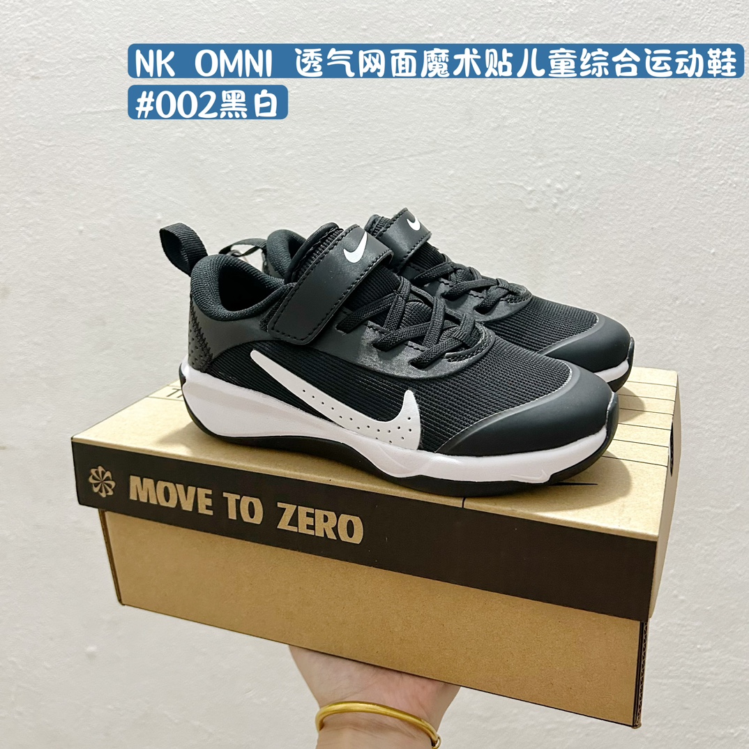 🚦配色合集🔻 🔗Nike OMNI透气魔术贴儿童综合运动鞋 🏃‍♀️👟 尺码：28-37码 孩子们都喜欢快速穿脱鞋子，Nike OMNI 的魔术贴设计正好满足了这一点，它不仅易于调节，而且非常牢固，即使是爱跑跳的小朋友也不用担心鞋子会松开。👧🧒 除了这些优点之外，这双运动鞋的外观也非常吸引人，多种颜色选择，定能满足孩子个性化的喜好。🎨 穿上 Nike OMNI 运动鞋，孩子们就可以放心大胆地去玩耍、探索世界了！🌍-选品中心