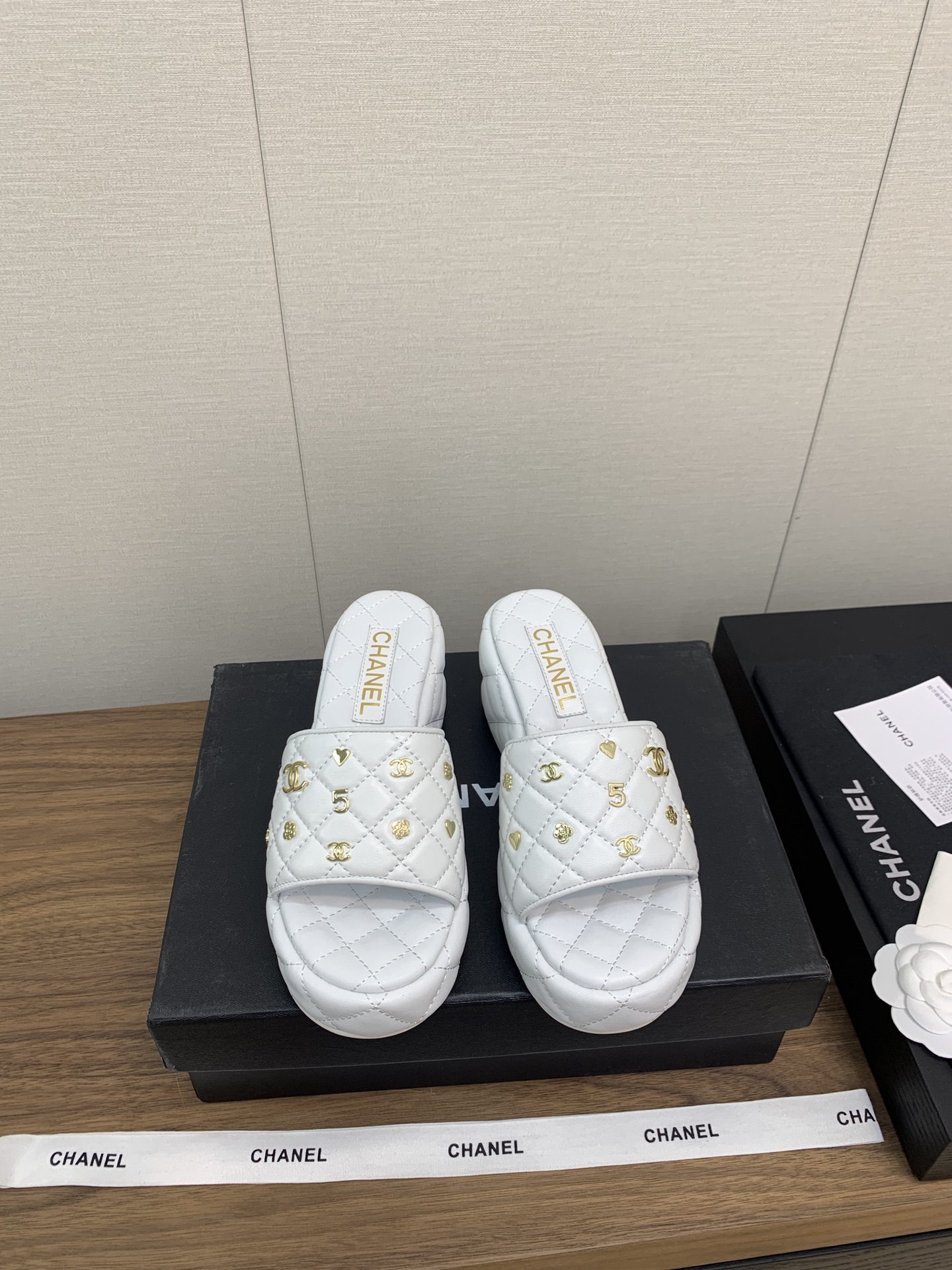 NO:648955,CHANE*｜Xiaoxiang 24c new product Diamond thick-soled platform sandals and slippers. A must-have sandal series in summer. They can be both artistic and fashionable. The wearability is really high. The thick soles are really good at elongating legs. They are versatile and comfortable. Your feet will become longer in seconds!  The upper is imported lambskin, the lining is silk sheepskin, the outsole is original molded leather outsole, the heel height is 5cm thick, the heel height is 8cm, the size is 35-39 (40/41 customized), slippers, chanel, sandals, slippers, sheepskin, Leather soles19860909CHANE*｜小香24c新品  菱格厚底松糕凉鞋拖鞋 夏天一定要入的凉拖系列 可文艺可时髦 穿搭率实在太高了 厚底在拉长腿方面真的yyds 百搭舒适 上脚秒变大长腿！ 鞋面进口小羊皮 内里垫脚是丝绸羊皮 大底原版开模真皮大底 跟高水台厚5cm,跟高8cm 码数35-39（40/41定制）,拖鞋,chanel,sandals,slippers,sheepskin,Leather soles,Women's Shoes