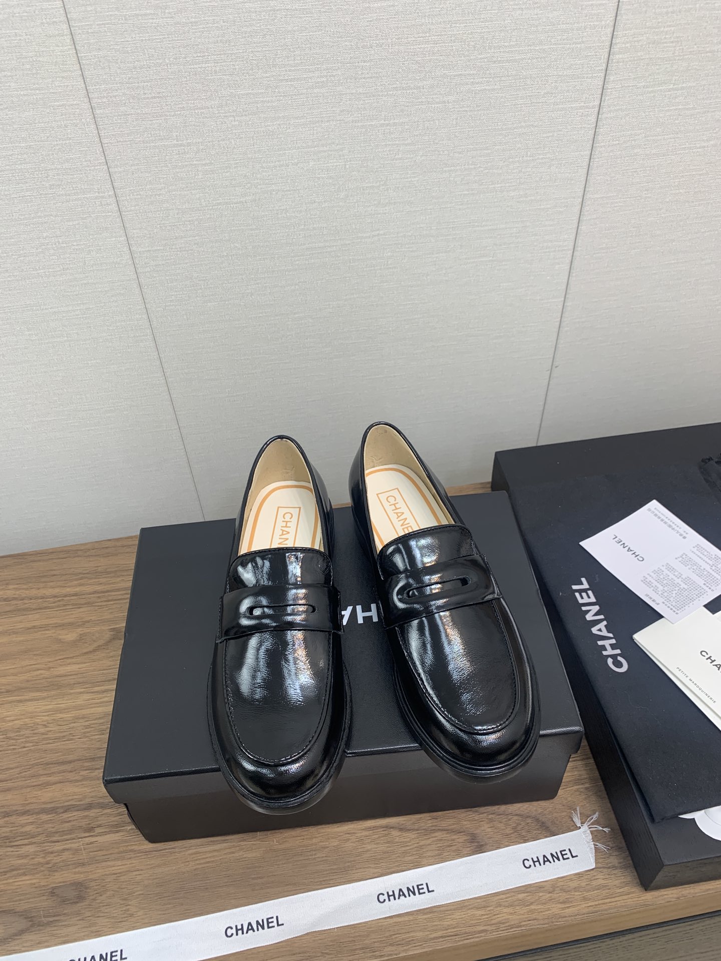 NO:653663,* 25a early autumn loafers, small leather shoes, cabinet special [good quality] this edition!  !  The top version of autumn and winter loafers. The unique Yuan Xiaosu red book recommended by the Internet celebrity blog, the invincible legs will look slimmer~ The series is now available for sale!  !  !  Lipi Sheep, original large model base, comparable inspection levels at all online counters!  !  No reason to return or exchange!  Heel height 2.5cm, original three-layer real large leather sole, numbers 35-41 (order 40-41), all equipped with authentic Italian packaging, loafers, loafers19860909* 25a早秋乐福单鞋,小皮鞋 柜专【品正级】本版！！ 顶级版 秋冬乐福鞋 小有独香的元小素红书网红博推主荐穿款上无敌腿显细～ 列系本现已登陆售发！！！ 里皮羊,原开版大模底,网全专柜对可比验货别级！！无由理退换货！ 跟高2.5cm ,原三版层真大皮底 数码35-41（40-41订） 均配有意大利正品包装,乐福鞋,loafers,Women's Shoes