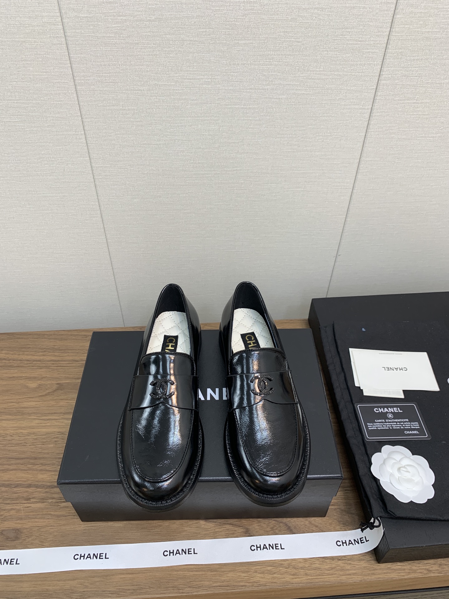 NO:653721,* 25b Early Autumn Loafers, Small Leather Shoes, Cabinet Specialty [Genuine Grade] This Edition!  !  The top version of autumn and winter loafers. The unique Yuan Xiaosu red book recommended by the Internet celebrity blog, the invincible legs will look slimmer~ The series is now available for sale!  !  !  Lipi Sheep, original large model base, comparable inspection levels at all online counters!  !  No reason to return or exchange!  Heel height 2.5cm, original three-layer real large leather sole, numbers 35-41 (order 40-41), all equipped with authentic Italian packaging, loafers, loafers19860909* 25b 早秋乐福单鞋,小皮鞋 柜专【品正级】本版！！ 顶级版 秋冬乐福鞋 小有独香的元小素红书网红博推主荐穿款上无敌腿显细～ 列系本现已登陆售发！！！ 里皮羊,原开版大模底,网全专柜对可比验货别级！！无由理退换货！ 跟高2.5cm ,原三版层真大皮底 数码35-41（40-41订） 均配有意大利正品包装,乐福鞋,loafers,Women's Shoes