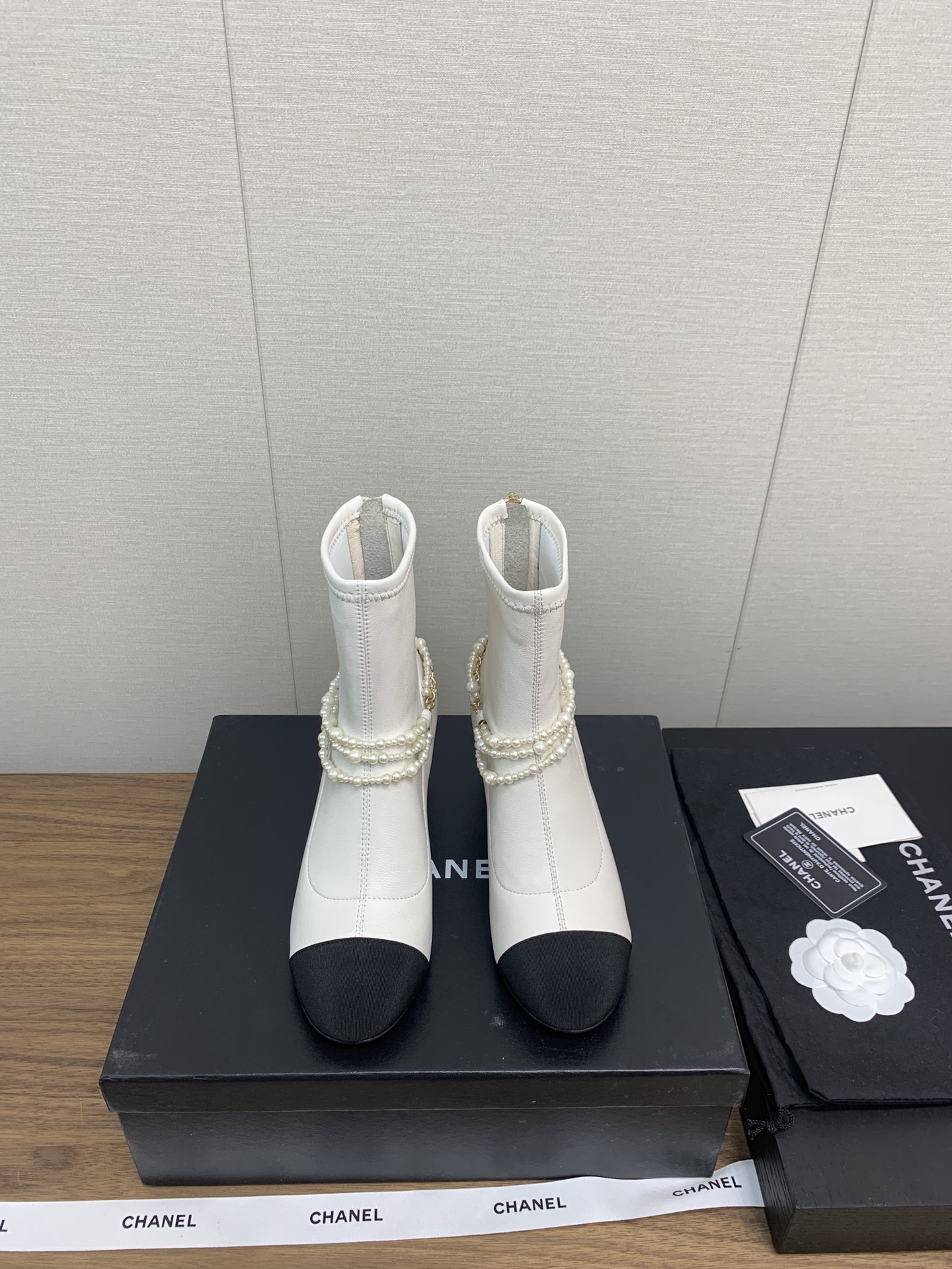 NO:653697,* 25 b Early Autumn Chain Short Boots Catwalk Stretch Boots Light and comfortable, surrounded by unique small fragrant pearl chains. The workmanship is very exquisite, the quality is very good, and the upper foot is also amazing. This is a must-have style for small fragrant girls. It is sold immediately. There is no replenishment in the counter for the time being. It is difficult to buy and the index is ten stars. Color: black, white. Upper: patent leather/sheepskin. Foot pads: imported sheepskin. Outsole: Italian genuine leather sole. Heel height: 5.5cm. Official catalog.  Size 35-39 (40 41 customized), boots, boots, sheepskin19860909* 25 b 初秋 链条短靴 走秀弹力靴 轻型舒适,独特小香珍珠链条环绕 做工十分精致,质量很杠杠,上脚也是惊艳的,这款小香女孩必备的款式,发售即售馨了,专柜暂时没有补货,难买指数十颗星 颜色:黑色,白色 鞋面: 漆皮/羊皮 垫脚:进口羊皮 大底:意大利真皮底 跟高:5.5cm 官方目录 码数35-39(40 41 定做),靴子,boots,sheepskin,Women's Shoes
