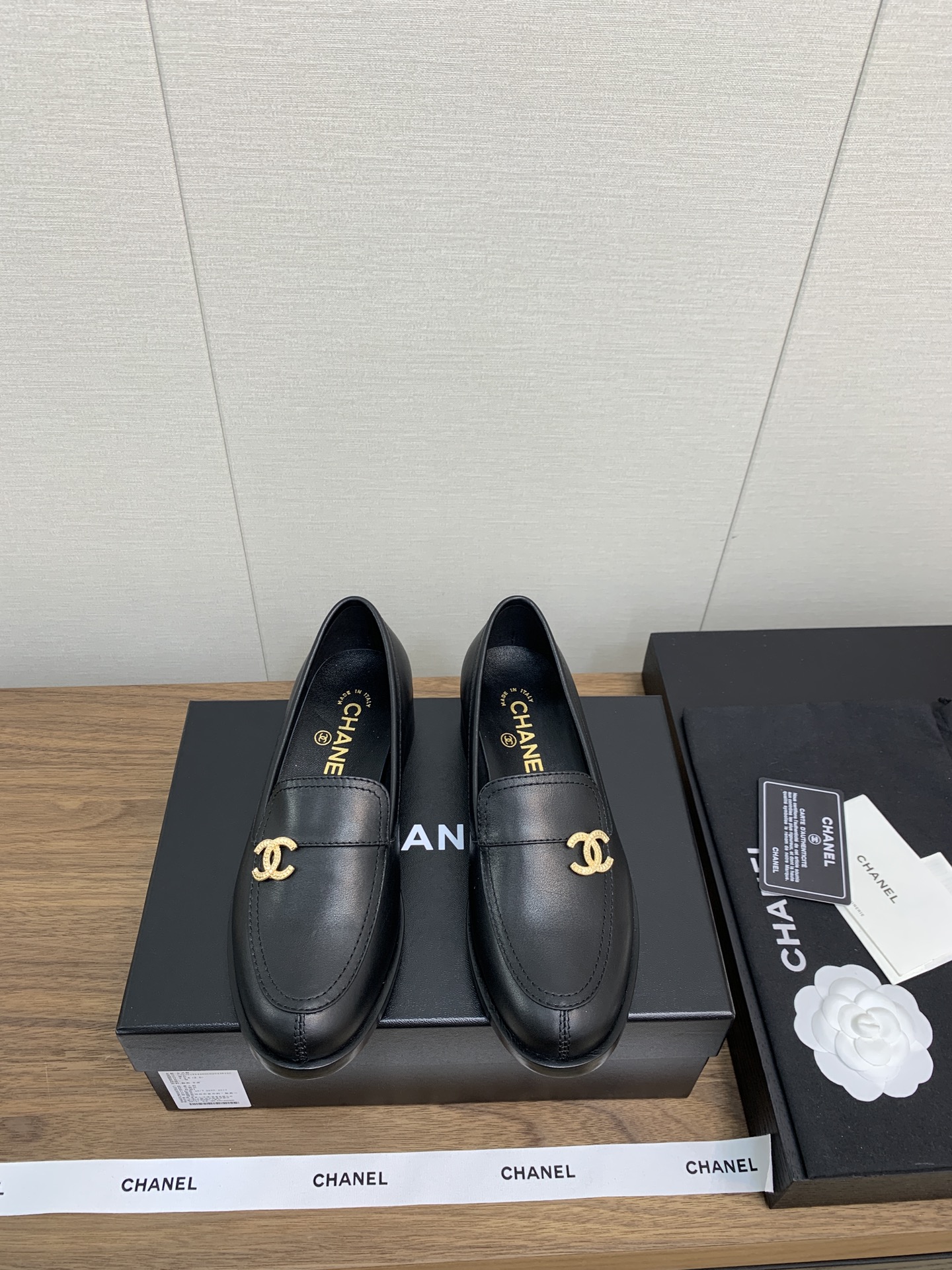 NO:653683,* 25b Early Autumn Loafers, Small Leather Shoes, Cabinet Specialty [Genuine Grade] This Edition!  !  The top version of autumn and winter loafers. The unique Yuan Xiaosu red book recommended by the Internet celebrity blog, the invincible legs will look slimmer~ The series is now available for sale!  !  !  Lipi Sheep, original large model base, comparable inspection levels at all online counters!  !  No reason to return or exchange!  Heel height 2.5cm, original three-layer real large leather sole, numbers 35-41 (order 40-41), all equipped with authentic Italian packaging, loafers, loafers19860909* 25b 早秋乐福单鞋,小皮鞋 柜专【品正级】本版！！ 顶级版 秋冬乐福鞋 小有独香的元小素红书网红博推主荐穿款上无敌腿显细～ 列系本现已登陆售发！！！ 里皮羊,原开版大模底,网全专柜对可比验货别级！！无由理退换货！ 跟高2.5cm ,原三版层真大皮底 数码35-41（40-41订） 均配有意大利正品包装,乐福鞋,loafers,Women's Shoes