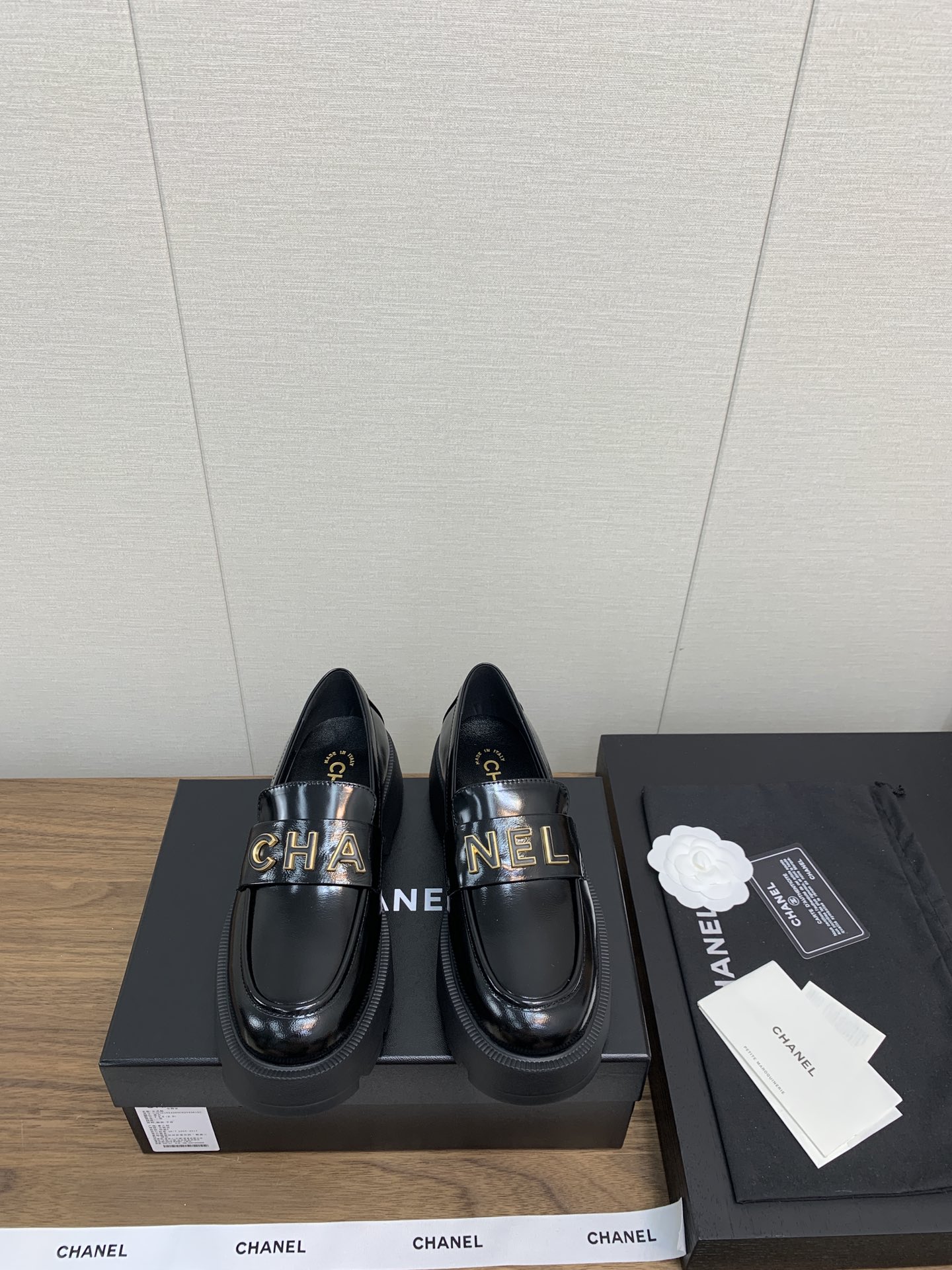 NO:653690,* 25b Early Autumn Loafers, Small Leather Shoes, Cabinet Specialty [Genuine Grade] This Edition!  !  The top version of autumn and winter loafers. The unique Yuan Xiaosu Hongshu red book recommends the model to make your legs slimmer. The original high-quality molded three-dimensional buckle series is now available for sale!  !  !  Lipi Sheep, original large model base, comparable inspection levels at all online counters!  !  No reason to return or exchange!  Outsole original molded TPU outsole, heel height 2.5cm, numbers 35-41 (order 40-41), all equipped with Italian authentic packaging, loafers, loafers19860909* 25b 早秋乐福单鞋,小皮鞋 柜专【品正级】本版！！ 顶级版 秋冬乐福鞋 小有独香的元小素红书网红博推主荐穿款上无敌腿显细～原版高品质开模立体饰扣 列系本现已登陆售发！！！ 里皮羊,原开版大模底,网全专柜对可比验货别级！！无由理退换货！ 大底原版开模tpu大底 跟高2.5cm , 数码35-41（40-41订） 均配有意大利正品包装,乐福鞋,loafers,Women's Shoes