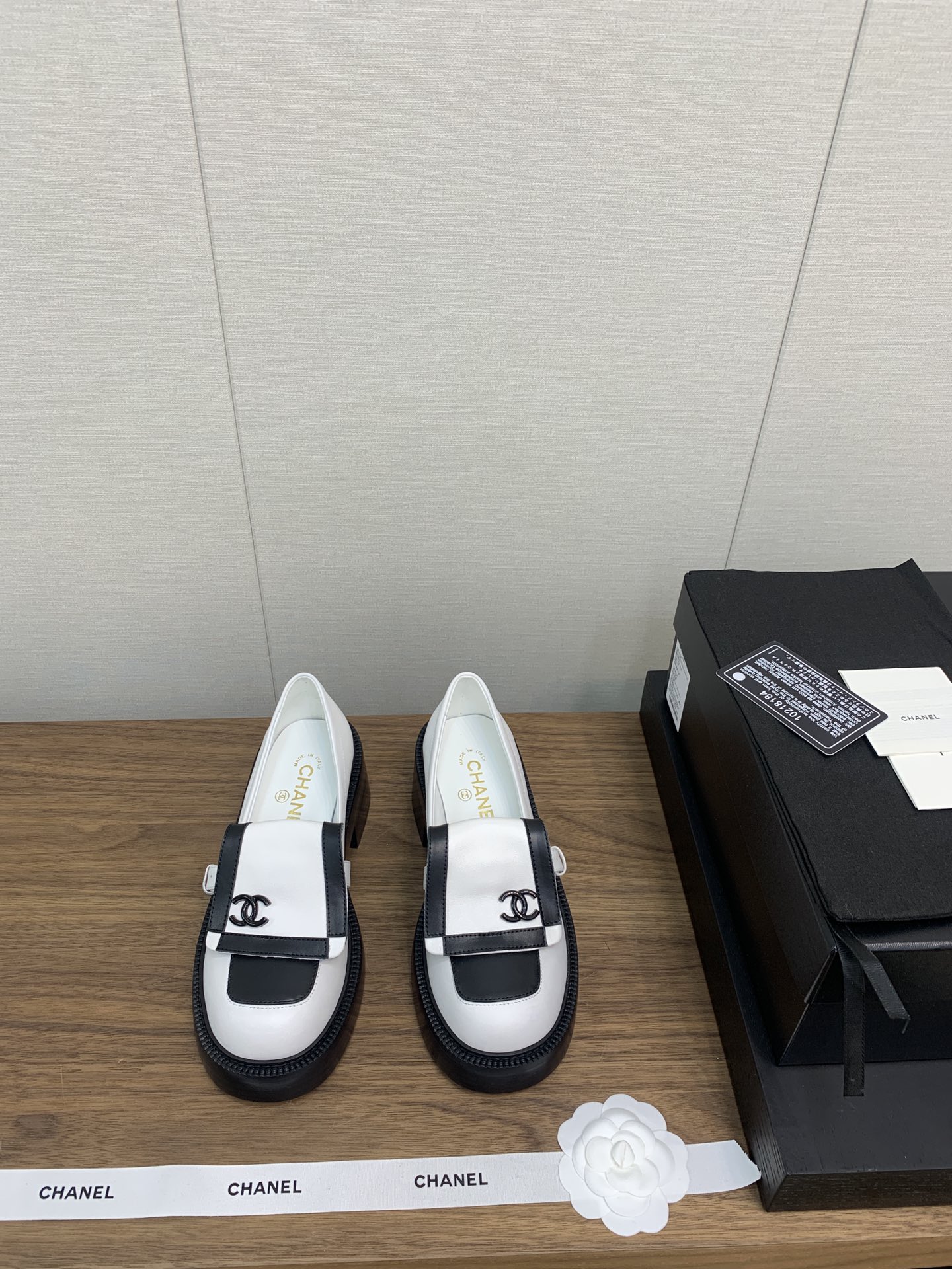 NO:653662,a 25b Early Autumn Loaf Shoes Cover Thick Sole Shoes [Authentic Grade] This Edition!  !  The top version of autumn and winter loafers. The unique Yuan Xiaosu Hongshu red book recommends the model to make your legs slimmer. The original high-quality molded three-dimensional buckle series is now available for sale!  !  !  Lipi Sheep, original large model base, comparable inspection levels at all online counters!  !  No reason to return or exchange!  Outsole original three-layer combination outsole, heel height 5cm, digital 35-41 (order 40-41), all equipped with Italian authentic packaging, loafers, loafers19860909a 25b 早秋 乐福单鞋 盖子厚底鞋【正品级】本版！！ 顶级版 秋冬乐福鞋  小有独香的元小素红书网红博推主荐穿款上无敌腿显细～原版高品质开模立体饰扣 列系本现已登陆售发！！！ 里皮羊,原开版大模底,网全专柜对可比验货别级！！无由理退换货！ 大底原版三层组合大底 跟高5cm , 数码35-41（40-41订） 均配有意大利正品包装,乐福鞋,loafers,Women's Shoes