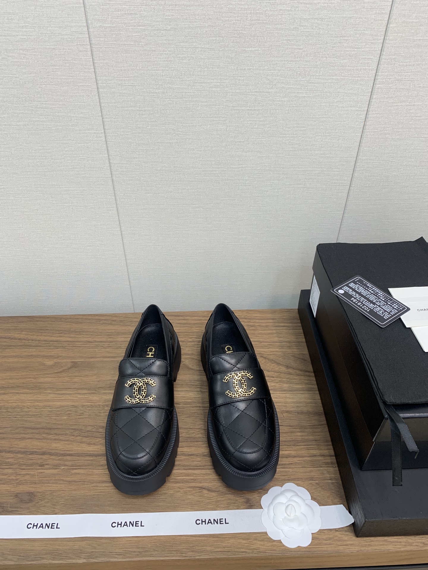 NO:653696,* 25b Early autumn loafers, thick-soled small leather shoes, counter special [authentic grade] this version!  !  The top version of autumn and winter loafers. The unique Yuan Xiaosu Hongshu red book recommends the model to make your legs slimmer. The original high-quality molded three-dimensional buckle series is now available for sale!  !  !  Lipi Sheep, original large model base, comparable inspection levels at all online counters!  !  No reason to return or exchange!  Outsole original molded TPU outsole, heel height 3cm, digital 35-41 (order 40-41), all equipped with authentic Italian packaging, loafers, loafers19860909* 25b 早秋乐福单鞋,厚底小皮鞋 柜专【正品级】本版！！ 顶级版 秋冬乐福鞋 小有独香的元小素红书网红博推主荐穿款上无敌腿显细～原版高品质开模立体饰扣 列系本现已登陆售发！！！ 里皮羊,原开版大模底,网全专柜对可比验货别级！！无由理退换货！ 大底原版开模tpu大底 跟高3cm , 数码35-41（40-41订） 均配有意大利正品包装,乐福鞋,loafers,Women's Shoes