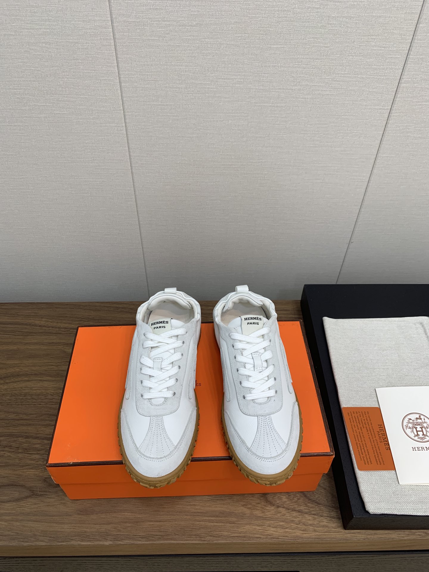 NO:560136,Hermes 24/ fe new arrival~ Autumn and winter new style Bouncing couple's sports casual shoes, top version, men's style 10, the most comfortable shoes from Hermès, one of the most comfortable shoes, very light on the feet and good-looking, you will not feel tired when you go shopping and running around. The cowhide stitching feels very good, very beautiful and versatile, very light and comfortable, extremely light, suitable for both sports and leisure, and the stepping feeling is great!  Fabric: Imported cowhide + deerskin Lining: Imported lining insole special silk sheepskin Outsole: Using IP+TPU (multi-color letters) German technology illumination machine seamless combination Size: #35-46 (female 40.41 male 45.46 custom-made) Top quality simultaneous full set of packaging, casual shoes/sports shoes, hermes, hermes, sneakers, cowhide, sheepskin19860909Hermes 爱马仕 24/ fe new arrival~ 秋冬新款 Bouncing 情侣运动 休闲鞋 顶级版本 男款10 爱马仕最舒服的鞋,没有之1,上脚特轻又巨好看,逛街暴走都不会累 牛皮拼接 手感很好,很漂亮了也很百搭衣服,很轻便舒适 轻盈无比 运动休闲两不误 踩感超棒！ 面料:进口牛皮+鹿皮 内里:进口内里鞋垫专用丝绸羊皮 大底:采用IP+TPU(多色字母)德国技术照射机无缝组合 Size:#35-46(女40.41男45.46定做) 顶级精品 同步全套包装,休闲鞋/运动鞋,hermes,hermes,sneakers,cowhide,sheepskin,Women's Shoes