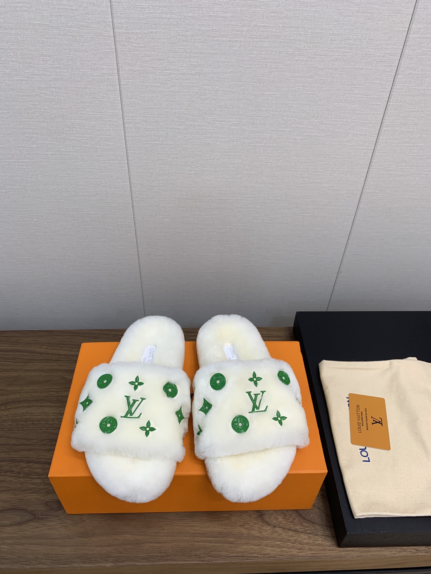 NO:544005,Top quality Louis vuitton new ironing craft wool slippers Top quality pure fur integrated with straight fur! It feels super warm, and it feels like stepping on the clouds. It is a classic LV decoration, exquisite and high-end! Let the price of this pair of hair increase sharply! Hand-made drilling, the sole is a PVC foamed and non-slip sole with the original molded opening. It is very easy to wear and does not slip. Moreover, the sole has a certain thickness and is extremely comfortable! Upper: Original Australian wool Imported Czech diamond crystal diamond Inner: Australian wool Foot pad: Australian wool Outsole: Original foam sole 3.5cm thick Packaging: Original drawer box Size 35-41 (customized for 40.41), fur shoes and slippers, louis vuitton, louis vuitton, slippers19860909顶级品质 Louis vuitton 新款烫压工艺羊毛拖鞋 頂级品质纯皮毛一体直毛打造！超温暖的感觉,穿上仿佛踩在云朵上LV经典老花装饰,精致高级！让这双毛拖身价陡增！手工点钻,鞋底是原版开模的PVC发泡防滑大底,非常好穿不打滑,而且鞋底有一定厚度,舒适度极佳！ 鞋面:原版澳洲羊毛 进口捷克钻水晶钻 内里:澳洲羊毛 垫脚:澳洲羊毛 大底:原版发泡底 厚3.5cm 包装:原版抽屉盒 码数35-41（40.41定制）,毛毛鞋拖鞋,louis vuitton,louis vuitton,slippers,Women's Shoes
