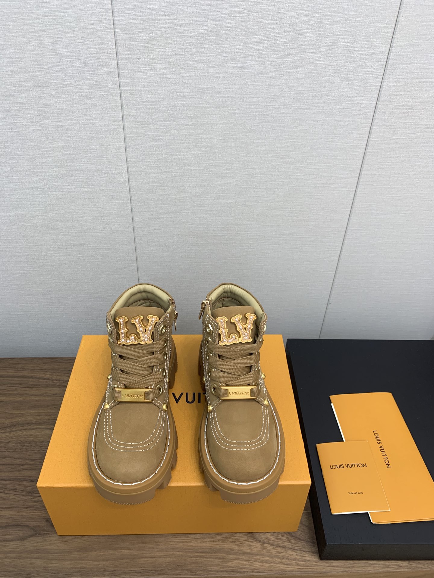 NO:544011,LV Louis Vuitton Donkey Brand 24 Autumn and Winter CHECKER Series Thick-soled Short Boots Martin Boots Ankle-length Couple Boots Top Aircraft Box Version LV Checker Ankle-length Boots Bright Louis Vuitton Spring and Summer Show, interpreting a variety of styles with genuine suede leather. The upper is embellished with inscription metal studs and Vuitton shoelaces, a must-have for trendy people. Thick-soled height increases Size 35-41 39-46 Men and women, boots, louis vuitton, louis vuitton, louis vuitton, boots, cowhide19860909LV路易威登 驴牌 24 秋冬CHECKER系列 厚底 短靴 马丁靴 及踝 情侣款靴 顶级飞机盒版本  LV Checker 及踝靴亮路易威登 春夏秀场,以正绒面牛皮革演绎多元风尚.鞋面点缀铭纹金属饰钉和 Vuitton 鞋带装饰,潮人必备 厚底增高 码数35-41 39-46 男女款,靴子,louis vuitton,louis vuitton,louis vuitton,boots,cowhide,Women's Shoes