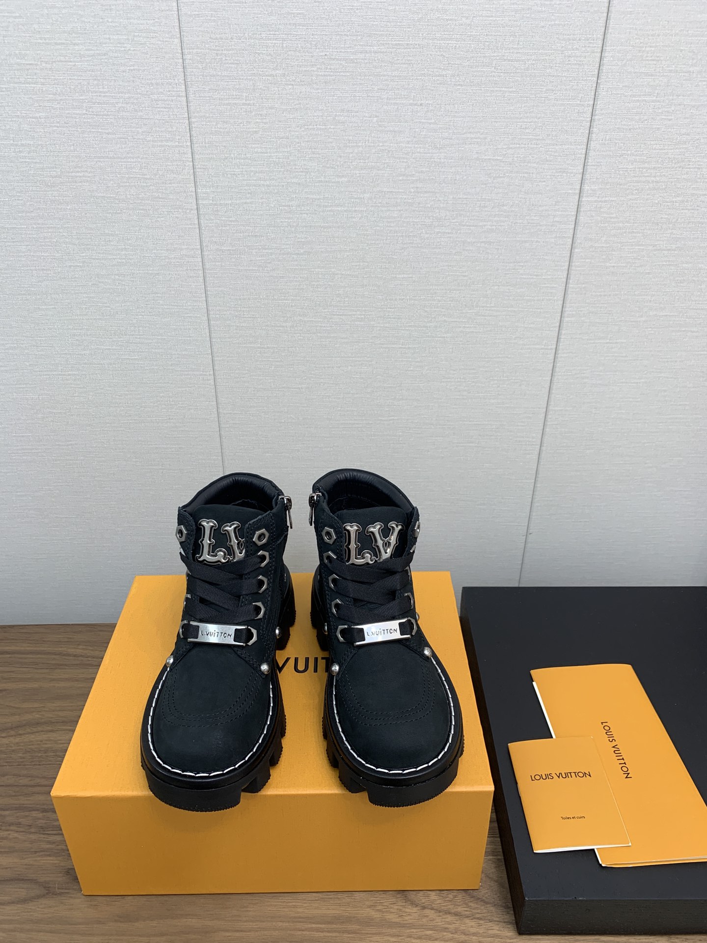 NO:544014,LV Louis Vuitton Donkey Brand 24 Autumn and Winter CHECKER Series Thick-soled Short Boots Martin Boots Ankle-length Couple Boots Top Aircraft Box Version LV Checker Ankle-length Boots Bright Louis Vuitton Spring and Summer Show, interpreting a variety of styles with genuine suede leather. The upper is embellished with inscription metal studs and Vuitton shoelaces, a must-have for trendy people. Thick-soled height increases Size 35-41 39-46 Men and women, boots, louis vuitton, louis vuitton, louis vuitton, boots, cowhide19860909LV路易威登 驴牌 24 秋冬CHECKER系列 厚底 短靴 马丁靴 及踝 情侣款靴 顶级飞机盒版本  LV Checker 及踝靴亮路易威登 春夏秀场,以正绒面牛皮革演绎多元风尚.鞋面点缀铭纹金属饰钉和 Vuitton 鞋带装饰,潮人必备 厚底增高 码数35-41 39-46 男女款,靴子,louis vuitton,louis vuitton,louis vuitton,boots,cowhide,Women's Shoes