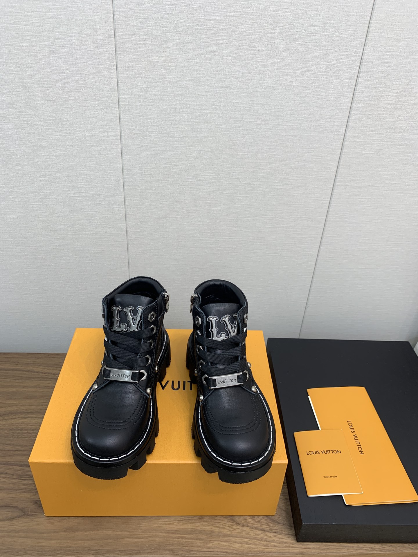 NO:544008,LV Louis Vuitton Donkey Brand 24 Autumn and Winter CHECKER Series Thick-soled Short Boots Martin Boots Ankle-length Couple Boots Top Aircraft Box Version LV Checker Ankle-length Boots Bright Louis Vuitton Spring and Summer Show, interpreting a variety of styles with genuine suede leather. The upper is embellished with inscription metal studs and Vuitton shoelaces, a must-have for trendy people. Thick-soled height increases Size 35-41 39-46 Men and women, boots, louis vuitton, louis vuitton, louis vuitton, boots, cowhide19860909LV路易威登 驴牌 24 秋冬CHECKER系列 厚底 短靴 马丁靴 及踝 情侣款靴 顶级飞机盒版本  LV Checker 及踝靴亮路易威登 春夏秀场,以正绒面牛皮革演绎多元风尚.鞋面点缀铭纹金属饰钉和 Vuitton 鞋带装饰,潮人必备 厚底增高 码数35-41 39-46 男女款,靴子,louis vuitton,louis vuitton,louis vuitton,boots,cowhide,Women's Shoes