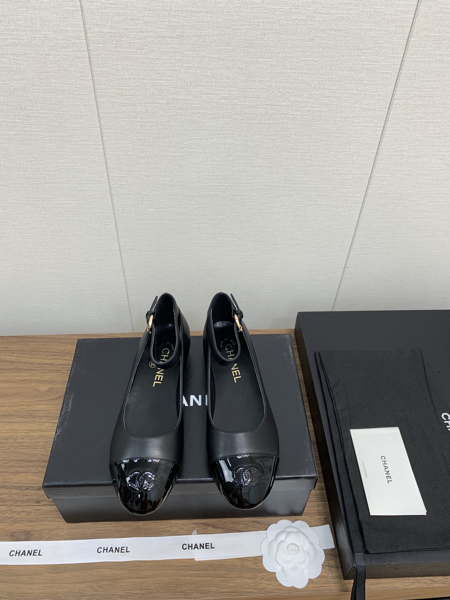 NO:164880,Chanel 24k new Mary Jane single shoe series - flat ballet slippers. The counter is simply snatched up. Photos from major social platforms are popular. This episode of the show is definitely too handsome and is definitely the hottest style of this season. The counter fairies are really too aware of the goods. They don’t stick to their feet and will not scratch their feet. The texture is very soft and comfortable. Classic logo electric embroidery, flower matching, super versatile Fabric: imported cowhide sheepskin, cow patent leather Inner: environmentally friendly imported sheepskin inner sole: genuine leather outsole Heel height: 2.5cm Size 35-41 (customized for 40.41), Mary Jane, chanel, mary jane, cowhide, sheepskin, Leather soles19860909Chanel 24k 新款 玛丽珍 单鞋系列——  平底芭蕾便鞋 专柜简直疯抢了,各大社交平台热门晒图,这期的走秀款绝对太帅了,绝对是这一季最热门的款式,专柜仙女们真的太识货了,不卡脚也不会磨脚,质感上脚是非常柔软舒服的.经典的logo电绣 花朵搭配,超级百搭 面料:进口牛皮羊皮 牛漆皮 内里:环保进口羊皮内里 大底:真皮大底 跟高:2.5cm 码数35-41（ 40.41定做）,玛丽珍,chanel,mary jane,cowhide,sheepskin,Leather soles,Women's Shoes