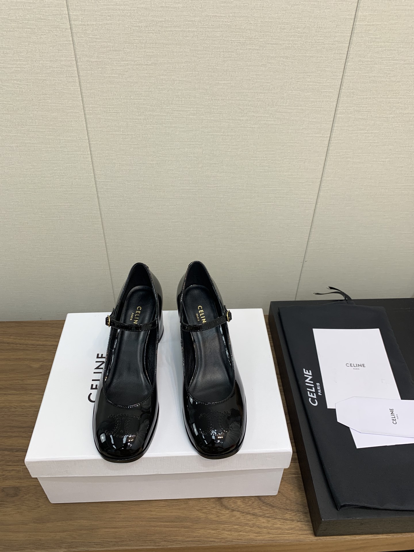 NO:543997,Celine 24 Celine Thick-soled Loafer Series Casual Leather Shoes A super super popular model. This hardware buckle on each page of our house must be customized with a mold opening 1:1!  The size and texture are exactly the same as the original version. The upper material is made of imported beaded calfskin. The pure hand-sewn mark thread is finely crafted, the inner sheepskin, tiptoe is comfortable and soft tiptoe sheepskin. The sole is the original 1:1 customized genuine leather sole, which is perfect to the point of being so comfortable, and the foot feels great. And no matter you match it with jeans, small suits, and skirts, you can match it with natural and authentic full packaging, outsole original replica combination sole 5cm heel height 35-40, 40 custom made, loafers, celine, celine, loafers, skirts, jeans, cowhide, sheepskin, Leather soles19860909Celine 24 赛琳 厚底 乐福鞋系列休闲小皮鞋  超级超级无敌火爆的一个款这款我们家每个版面的五金扣都要开模1:1定制！大小质感与原版完全一致鞋面材质采用进口开边珠小牛皮制作而成,纯手工缝制的马克线做工精细,内里羊皮,踮脚为舒服柔软的踮脚羊皮,鞋底为原版1:1定制真皮大底、简直完美到爆、而且上脚效果非常舒服,脚感很棒,而且无论你搭配牛仔裤,小西服,裙子,都能搭配自然、正品全套包装、 大底原版复刻组合大底 跟高5cm 码数35-40,40订做,乐福鞋,celine,celine,loafers,skirts,jeans,cowhide,sheepskin,Leather soles,Women's Shoes