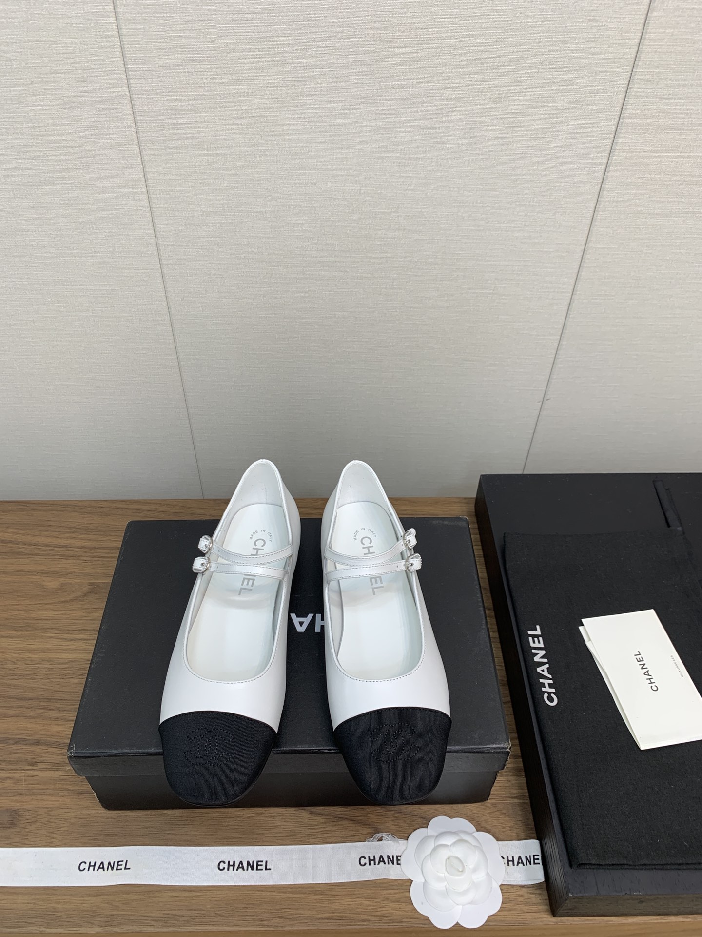 NO:164873,Chanel 24k new Mary Jane single shoe series - flat ballet slippers The counter is simply snatched up, and major social platforms have posted pictures. This episode of the show is definitely too handsome, and it is definitely the hottest style of this season. The counter fairies are really too aware of the goods. They don’t stick to their feet and will not scratch their feet. The texture is very soft and comfortable. Classic logo electric embroidery, flower matching, super versatile Fabric: imported cowhide sheepskin Special material Inner: environmentally friendly imported sheepskin inner sole: genuine leather outsole Heel height: flat sole 2.5cm Size 35-41 (40.41 custom made), Mary Jane, chanel, mary jane, cowhide, sheepskin, Leather soles19860909Chanel 24k 新款 玛丽珍 单鞋系列——  平底芭蕾便鞋 专柜简直疯抢了,各大社交平台热门晒图,这期的走秀款绝对太帅了,绝对是这一季最热门的款式,专柜仙女们真的太识货了,不卡脚也不会磨脚,质感上脚是非常柔软舒服的.经典的logo电绣 花朵搭配,超级百搭 面料:进口牛皮羊皮 特制材质 内里:环保进口羊皮内里 大底:真皮大底 跟高:平底2.5cm 码数35-41（ 40.41定做）,玛丽珍,chanel,mary jane,cowhide,sheepskin,Leather soles,Women's Shoes