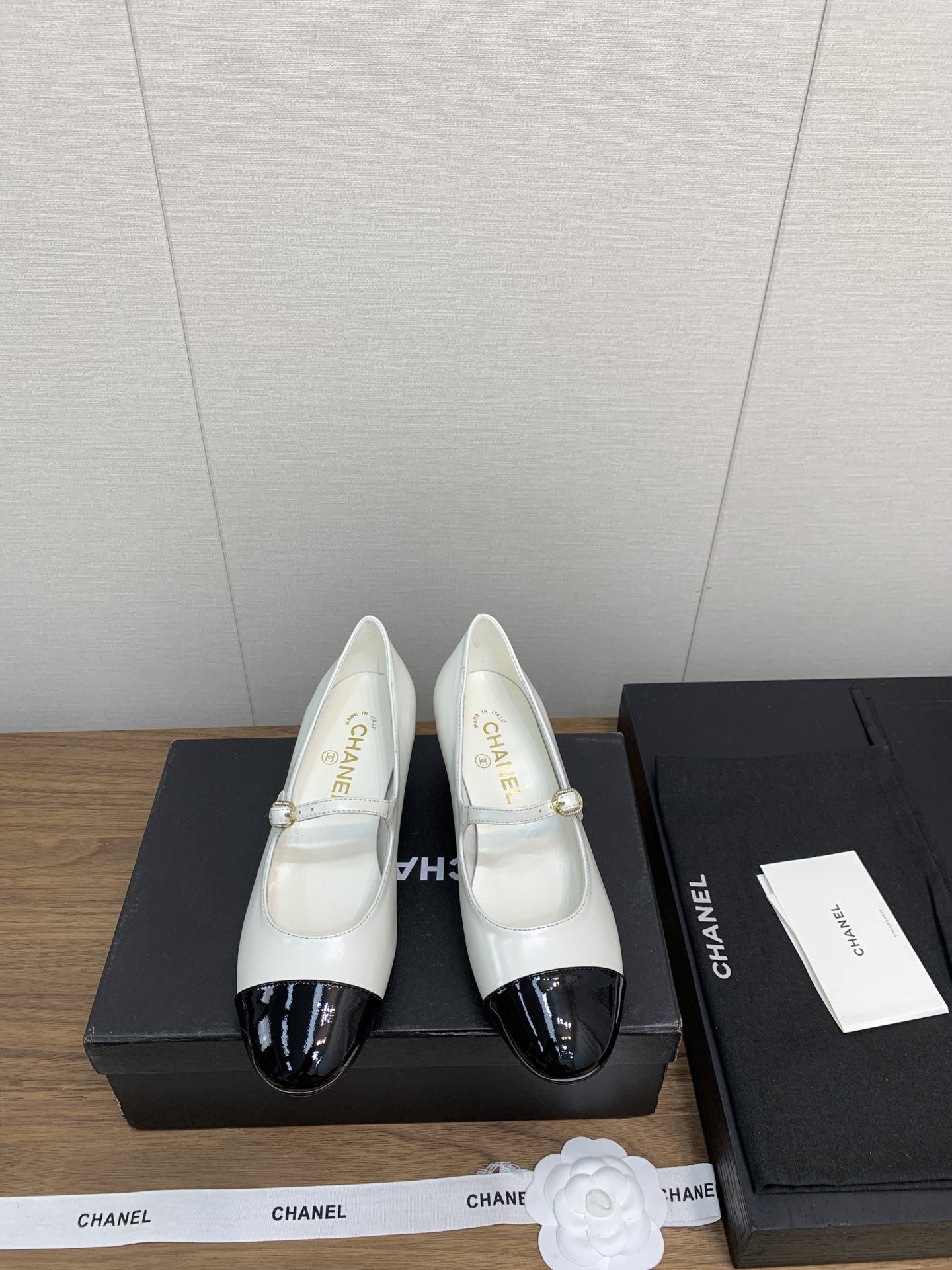 NO:164870,Chanel 24k new model Mary Jane single shoe series - flat ballet slippers The counter is simply snatched up, and the photos are popular on major social platforms. This episode of the show is definitely too handsome, and it is definitely the hottest style of this season. The counter fairies are really too aware of the goods. They don’t stick to their feet and will not scratch their feet. The texture is very soft and comfortable. Classic logo electric embroidery, flower matching, super versatile Fabric: imported cowhide sheepskin, cow patent leather Inner: environmentally friendly imported sheepskin inner sole: genuine leather outsole Heel height: metal thick heel sole 3.5cm Size 35-41 (customized for 40.41), Mary Jane, chanel, mary jane, cowhide, sheepskin, Leather soles19860909Chanel 24k 新款 玛丽珍 单鞋系列——  平底芭蕾便鞋 专柜简直疯抢了,各大社交平台热门晒图,这期的走秀款绝对太帅了,绝对是这一季最热门的款式,专柜仙女们真的太识货了,不卡脚也不会磨脚,质感上脚是非常柔软舒服的.经典的logo电绣 花朵搭配,超级百搭 面料:进口牛皮羊皮 牛漆皮 内里:环保进口羊皮内里 大底:真皮大底 跟高:金属粗跟底3.5cm 码数35-41（ 40.41定做）,玛丽珍,chanel,mary jane,cowhide,sheepskin,Leather soles,Women's Shoes