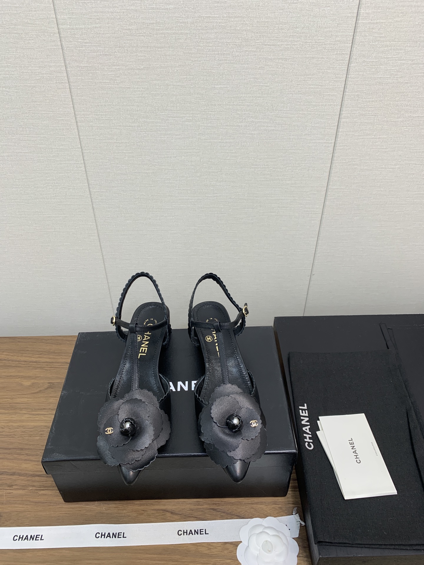 NO:164886,Chanel Chanel 24k new camellia Mary Jane Sandals series - the counter is snatched up, and the photos are popular on major social platforms. This episode of the show is definitely too handsome, and it is definitely the hottest style of this season. The counter fairies are really too sensible. They don’t stick to their feet and will not scratch their feet. The texture is very soft and comfortable. Classic flower matching, super versatile. Fabric: Yangjing velvet. Inner: Environmentally friendly imported sheepskin inner lining. Outsole: genuine leather soles. Heel height: flat sole 2.5cm. Size 35-41 (customized for 40.41). Mary Jane, chanel, chanel, sandals, mary jane, sheepskin, sheep, Leather soles19860909香奈儿Chanel 24k 新款山茶花 玛丽珍 凉鞋系列—— 专柜简直疯抢了,各大社交平台热门晒图,这期的走秀款绝对太帅了,绝对是这一季最热门的款式,专柜仙女们真的太识货了,不卡脚也不会磨脚,质感上脚是非常柔软舒服的.经典的花朵搭配,超级百搭 面料:羊京绒 内里:环保进口羊皮内里 大底:真皮大底 跟高:平底2.5cm 码数35-41（ 40.41定做）,玛丽珍,chanel,chanel,sandals,mary jane,sheepskin,sheep,Leather soles,Women's Shoes