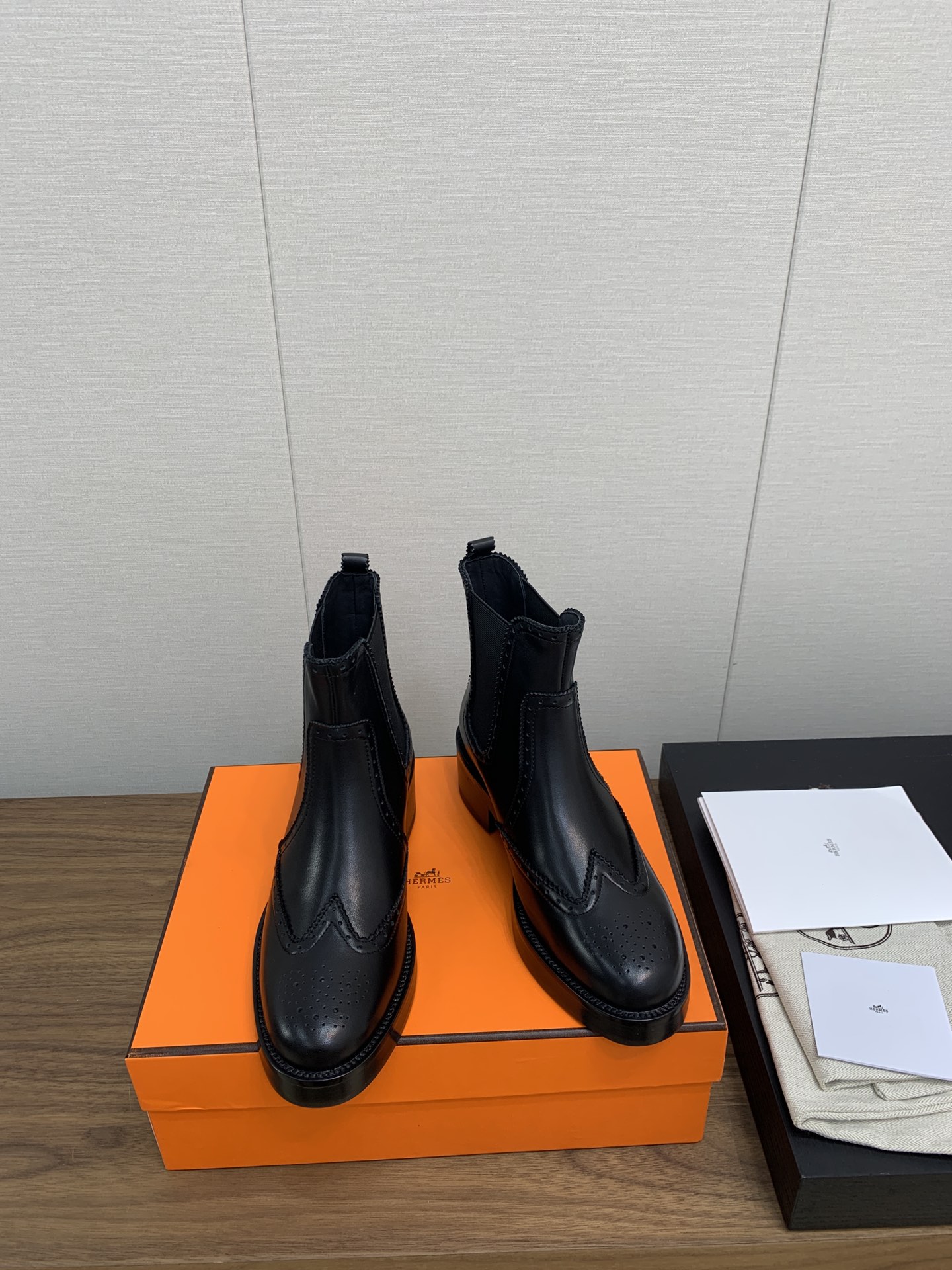 NO:544007,Top version Hermes Baroque carved short boots New autumn and winter Veo and nude boots Chelsea boots Knight boots Calfskin full handmade genuine leather Chelsea boots The material of each pair of shoes is hand-picked jin-mouth calfskin to ensure the real composition and safety of the material. Shoes that are satisfied with the original imported calfskin/deerskin inner cowhide sole heavy industry multi-layer genuine leather sole combination Size 35-39 (customized for 40), boots, hermes, boots, cowhide19860909顶级版本 Hermes 巴洛克雕花短靴 秋冬新款Veo及裸靴切尔西靴骑士靴小牛皮全手工真皮切尔西短靴每一双鞋的材料都是亲手挑选出来的jin口小牛皮确保材料的真实成分和安全最终做到满意的鞋子 面料原版进口小牛皮/鹿皮 内里牛皮 鞋底重工多层真皮底组合 尺码35-39（40定做）,靴子,hermes,boots,cowhide,Women's Shoes