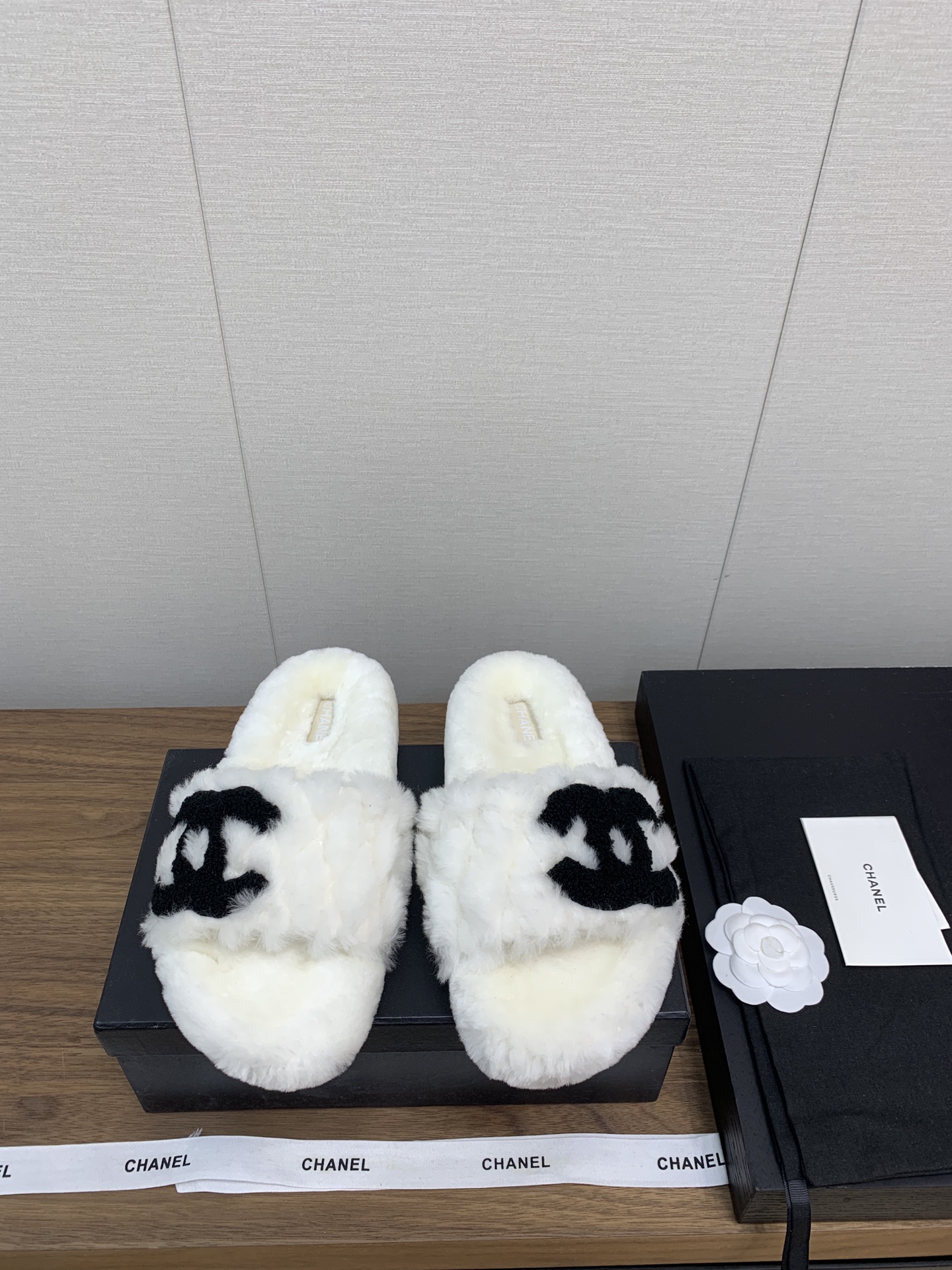 NO:543999,Chanel 24 Autumn and Winter Lazy Fur Drag Thick Sole Popular Style Pure Fur Integrated Lamb Wool!  Xiaoxiang Lg feels super warm, and it feels like stepping on a cloud, exquisite and high-end!  Let the price of this pair of hair increase sharply!  Very easy to wear without slipping, and the soles are thick and have excellent comfort!  Upper wool (fog and frost process) outsole rubber sole size 35-40 (40. Custom made no return or exchange), fur shoes and slippers, chanel, slippers19860909Chanel 24 秋冬懒人毛毛拖 厚底 流行风纯皮毛一体羔羊毛打造！小香Lg超温暖的感觉,穿上仿佛踩在云朵上,精致高级！让这双毛拖身价陡增！非常好穿不打滑,而且鞋底有一定厚度,舒适度极佳！ 鞋面羊毛（雾霜工艺） 大底橡胶底 码数35-40（40.定做不退换）,毛毛鞋拖鞋,chanel,slippers,Women's Shoes