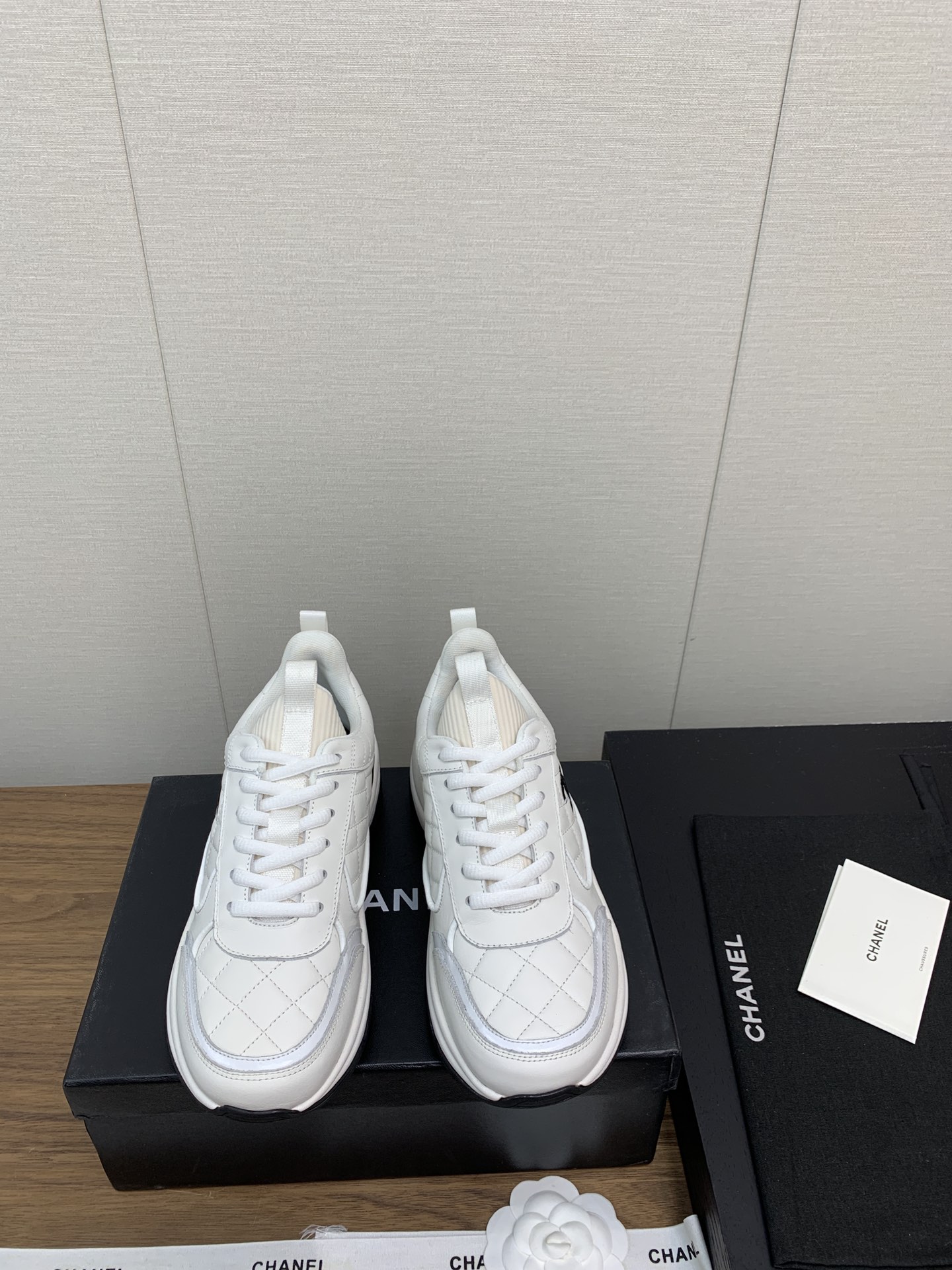 NO:544004,Chanel 24a new style panda casual sneakers, thick sole, high version, original purchase and development, making products, Xiaoxiang's casual sneakers this season, browsed Xiaohongshu INS. Various social platforms, bursting wildly!  Classic design, various craftsmanship and electric embroidery styles on the upper, the sole is fashionable and sporty, and extraordinary has been incubated with a variety of panda shoes color matching elements. The delivery counter is exquisitely packaged. Fabric: imported high mercerized beef reverse velvet + cowhide cloth. The inner lining is imported original imported breathable net. The sole is original open mold TPU combination sole. The sole is 4.5CM thick. Size: Women's 35-41, 40-41 customized, casual shoes/sports shoes, chanel, chanel, sneakers, cowhide19860909Chanel香奈儿24a新款 熊猫休闲运动鞋 厚底 高版本 原版购入开发 做货 小香这季休闲款运动鞋 刷爆小红书 INS.各种社交平台,疯狂爆发！经典设计 鞋面多种工艺电绣的风格 大底却时尚运动 不平凡的拥入了多种熊猫鞋配色元素 配送专柜精美包装 面料:进口高丝光牛反绒+牛皮麻花布 内里原版进口透气网 鞋底原版开模TPU组合大底 底厚4.5CM Size: 女款35-41,40-41订做,休闲鞋/运动鞋,chanel,chanel,sneakers,cowhide,Women's Shoes