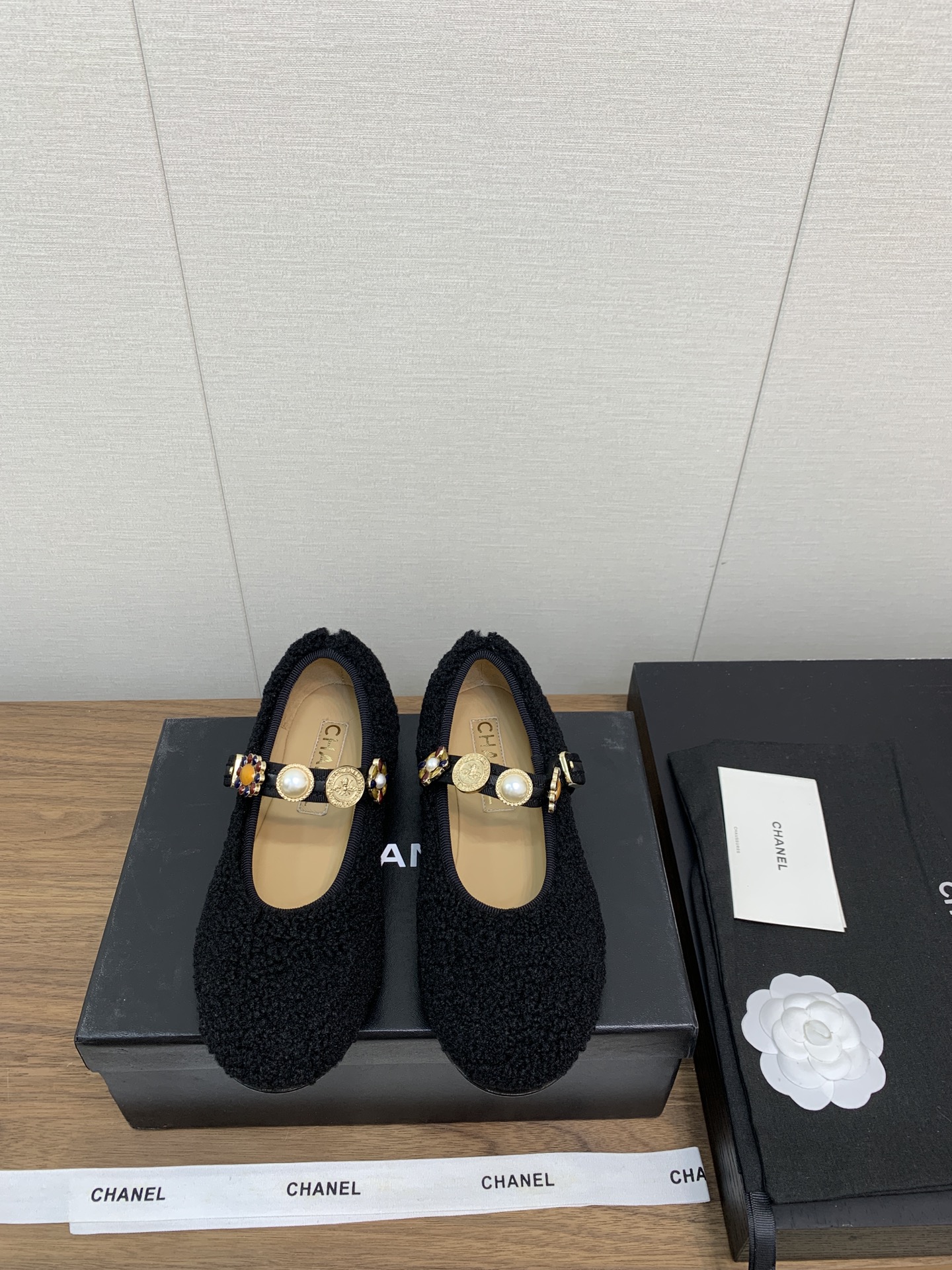 NO:164883,CHANE*｜Xiaoxiang 24a Mary Zhen’s new most beautiful series Pearl Ballet single shoes Xiangjia high-end style always makes people feel capitalized. It looks quite simple style but it’s inexplicably high-end. Many people asked me to work before. This single shoe that I wanted to go to work was recommended by a pair of hands. The small round toe toe determines its style. The commuter style is also very inclusive for the foot type. Suitable for a variety of foot types. Imported cowhide and sheepskin. The inner part is made of mixed imported lambskin. It is soft to put it in. Customized Italian leather sole. Heel height 2.5cm 5.5cm Size35-39 (customized for 40 and 41), Mary Zhen, chanel, chanel, mary jane, cowhide, sheepskin19860909CHANE*｜小香24a玛丽珍新品最美系列 珍珠 芭蕾单鞋  香家高级感这块总让人大写的服气 看起来蛮简单的款式 但上脚就莫名很高阶 之前好多人找我要上班的单鞋这款举双手推荐 小圆头的鞋头决定了它的风格走向 上班通勤款 对脚型的包容度也很高 适合各种各样的脚型 鞋面进口牛皮,羊皮 内里采用混种进口小羊皮 伸进去软软的哦 大底定制意大利真皮底 跟高2.5cm 5.5cm Size35-39（40、41定制）,玛丽珍,chanel,chanel,mary jane,cowhide,sheepskin,Women's Shoes