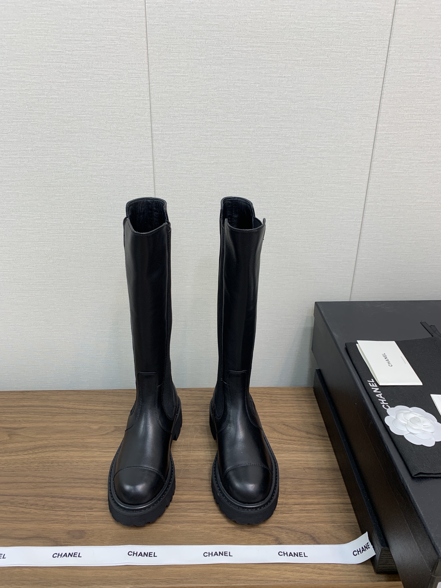 NO:462577,Top version Chane1 'Chelsea Knight Boots' short boots Xiaoxiang Chanel high-quality counter-level - Chanelaa Xiaoxiang new double C heel chain thin leg short boots Top purchasing level rare products are available ━━━━━ t ━━━━━━━━━━━━━━━━Material high boots 16 inches, short boots 8 inches!  Upper imported from Italy, Niu Niu original customization Xiaoxiang Logo Chanel unique chain elements imported comfortable soft sheepskin inner footbed Italy imported double-layer thickened anti-slip injection molding sole Size: 35-39,40 Customized, boots, chanel, chanel, boots, sheepskin19860909顶级版本 Chane1“切尔西骑士靴”  短靴 小香chanel 高品质专柜级- chanelaa 小香新款双C后跟链条瘦腿短靴 顶级代购级别稀品上新 ━━━━━ t ━━━━━ 材质高靴16寸,矮靴8寸！鞋面意大利进口小牛牛原版定制小香Logo香奈儿独有的链条元素进口舒适柔软羊皮内里垫脚意大利进口对版本双层加厚防滑注塑大底 码数:35-39,40 定制,靴子,chanel,chanel,boots,sheepskin,Women's Shoes