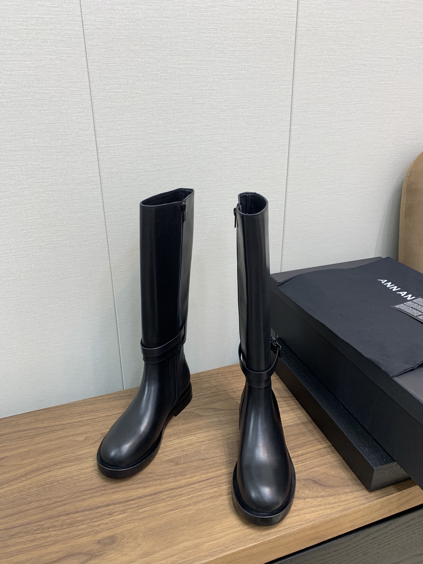 NO:543998,Ann Demeulemester official website Jay Boots Magical Two-Weared Knight Boots Removable Short Boots Integrated Boots Recommended Imported Calf Grain Skin Classic Dark Black Wax Style ZP Compare Products, Ann Dem All have purchased Y-version products My family is professional in the entire Ann series. After many adjustments and upgrades last leather soles, the original factory developed direct supply ZP level. Don't indulge in the ordinary, Ann Dem Two-Weared Knight Boots lead you to pursue uniqueness. Made with long-lasting craftsmanship, this pair of shoes conveys freedom and confidence. Challenge tradition and inject modern elements, and the knight boots exude a unique charm. The dark napa calf leather is the upper, showing a rebellious and uncompromising aura. The clever combination of stitching texture and the rear zipper makes it more comfortable and convenient. The detachable boots inject new DNA into fashion!  One price, two enjoyments; high tubes are fashionable and slim, and short tubes are flexible and versatile!  Make your posture more upright. Comfortable shoe shape and high-quality materials bring you an unparalleled wearing experience. Whether it is a formal occasion or a unique pursuit, choose Ann Dem upper Ann Dem original authentic grade super delicate dumb black calf leather. Inner boots and footbed original cowhide (authentic level, very high cost) Sole ZP open mold anti-slip gear genuine leather outsole. Leather edge strips are all the highest versions produced by my family. size35-39, 40.41 customized code with a full set of original packaging, boots, boots, cowhide, Leather soles19860909Ann Demeulemeester 官网Jay Boots神奇两穿骑士长靴 可拆卸 短靴长靴一体  优选进口小牛粒面皮经典暗亮黑蜡感风格  ZP对比做货,Ann Dem全部都有购入Y版做货 我家是专业做整个Ann系列的经过多次调整升级楦型皮料鞋底,原厂开发直供ZP级别  别在平凡中沉溺,Ann Dem 秋冬两穿骑士靴引领你追求独特.以悠久的匠心制造,这双鞋传达着自由与自信.挑战传统,注入现代元素,骑士靴焕发出独特的魅力.暗黑纳帕小牛皮为鞋面,呈现叛逆不妥协气场.缝线纹理与后拉链的巧妙结合,更显舒适便捷.可拆卸靴筒给时尚注入新的DNA！一份价钱,两种享受；高筒时尚显瘦,短筒灵活百搭！让您的身姿更加挺拔.舒适的鞋型和高品质的材料,为您带来无与伦比的穿着体验.无论是正式场合还是追求独特,选择Ann Dem 鞋面Ann Dem原版正品级别超细腻暗哑黑小牛皮 . 内里靴筒垫脚原版牛皮(正品级别,成本非常高）  鞋底ZP开模防滑齿轮真皮大底.真皮沿条一分钱一分货我家出品的都是最高版本的. size35-39,40.41订做码 配全套原版包装,靴子,boots,cowhide,Leather soles,Women's Shoes