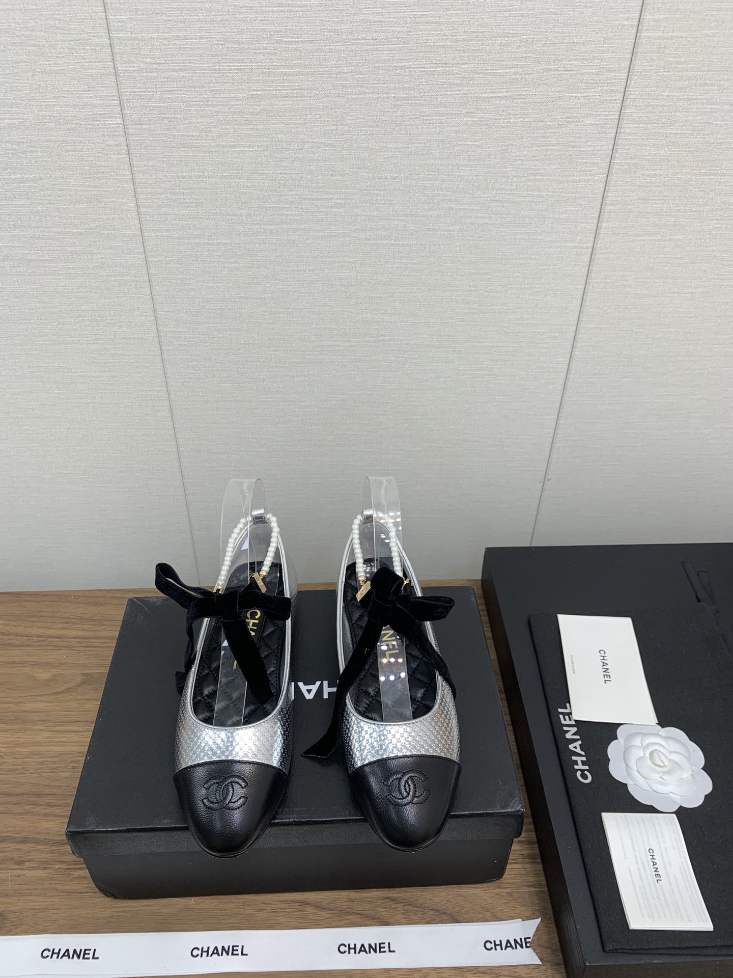 NO:543995,Chanel Chanel 24k new camellia Mary Jane Sandal Series - The counter is simply snatched up, and the photos are popular on major social platforms. This episode of the catwalk is definitely too handsome, and it is definitely the hottest style of this season. The counter fairies are really too sensible. They don’t stick to their feet and will not scratch their feet. The texture is very soft and comfortable. Classic flower matching, super versatile. Fabric: Yangjing velvet. Inner: Environmentally friendly imported sheepskin inner lining. Outsole: leather outsole. Heel height: flat sole. 2.5cm. Size 35-41 (40.41 custom made), single-shoe sandals, chanel, chanel, sandals, mary jane, sheepskin, sheep, Leather soles19860909香奈儿Chanel 24k 新款山茶花 玛丽珍 凉鞋系列—— 专柜简直疯抢了,各大社交平台热门晒图,这期的走秀款绝对太帅了,绝对是这一季最热门的款式,专柜仙女们真的太识货了,不卡脚也不会磨脚,质感上脚是非常柔软舒服的.经典的花朵搭配,超级百搭 面料:羊京绒 内里:环保进口羊皮内里 大底:真皮大底 跟高:平底2.5cm 码数35-41（ 40.41定做）,单鞋凉鞋,chanel,chanel,sandals,mary jane,sheepskin,sheep,Leather soles,Women's Shoes